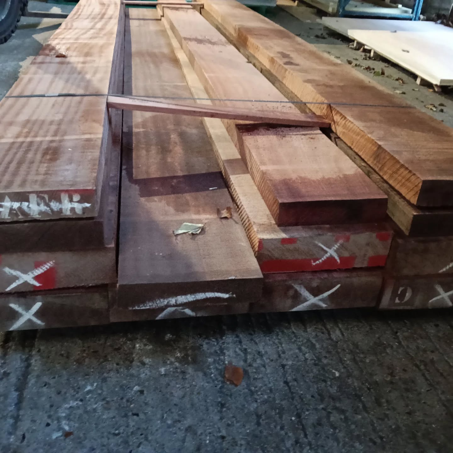 Just in! This quality kiln dried sawn sapele hardwood was supplied by our friends @brooksukltd .
#blewetstimber
#timber
#hardwood
#brooksbrosltd