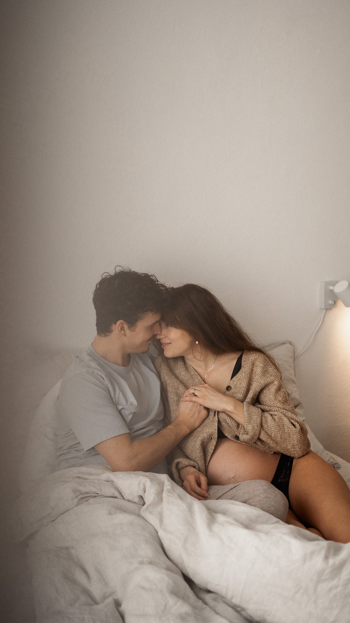 Ihr erwartet ein Baby und möchtet diese besondere Zeit in wunderschönen Bildern festhalten?
Draussen ist es nass und kalt, und ein toller Sonnenuntergang ist in weiter Ferne?
Kein Problem! Ein Schwangerschaftsshooting können wir ganz entspannt in euren eigenen vier Wänden umsetzen - warm, gemütlich und ganz persönlich.
Ob im Bett, auf dem Sofa oder im Lieblingssessel – wir schaffen in entspannter Atmosphäre natürliche Bilder, welche diese besondere Phase für immer festhalten.
Couple: @meli.und.flo
Video: @imandybrunner
•
•
•
#schwangerschaftsshooting
#maternitysession #pregnancyphotography