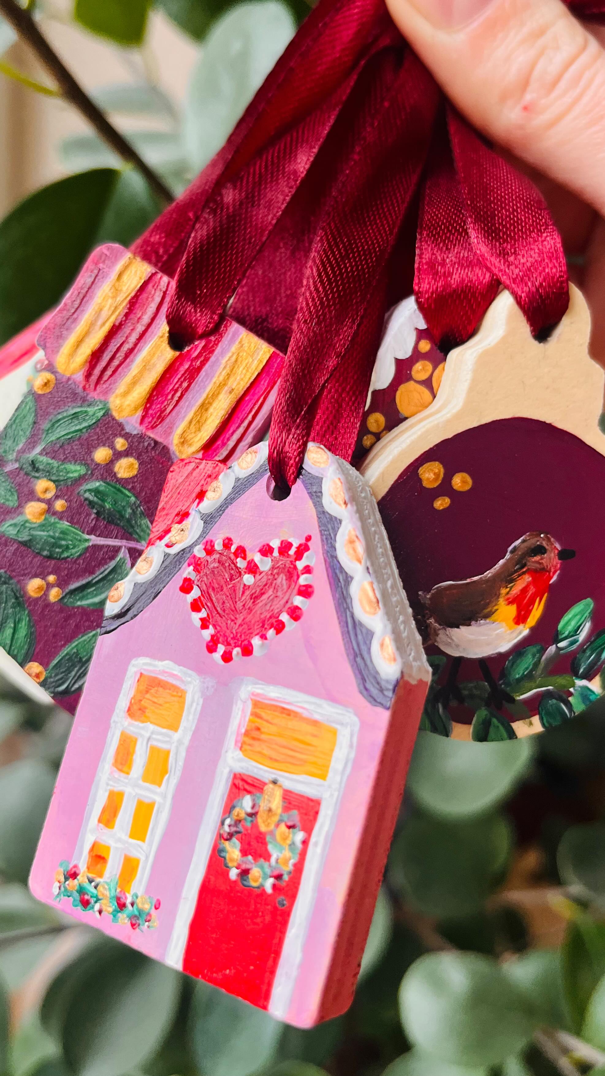 Handwerk voor in je boom 🎅🎄⭐️
Ik hou ervan, mooie items in de boom. Allemaal verschillende ornamenten waarbij er allemaal herinneringen te zien zijn. Ieder jaar tuig je de boom weer op en komen alle momenten even voorbij in je gedachten bij het zien van de hangers. Geen massaproductie, maar unieke items, waarbij geen één hetzelfde is. Ben jij team ornamenten of team ballen?
#romyillustrations #romyillustrationsstationary #stationery #illustrator #stationeryaddict