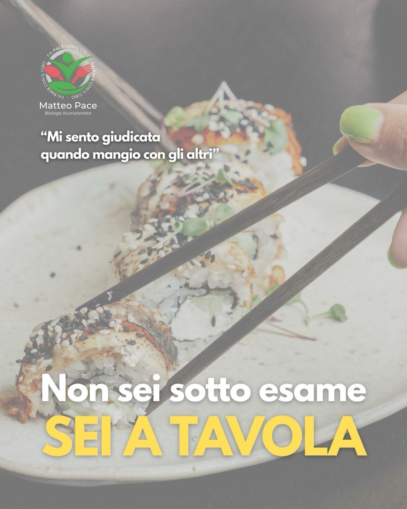 Quante volte hai rinunciato a una cena per evitare quello sguardo? O hai ordinato l’insalata scondita non perché la volevi, ma perché avevi paura di cosa avrebbero pensato gli altri vedendoti mangiare una pizza? 🍕
La paura del giudizio a tavola è una gabbia invisibile, ti fa vivere ogni boccone con ansia come se dovessi giustificare la tua fame, il tuo corpo o le tue scelte.
Ma voglio dirti una verità liberatoria: la maggior parte delle volte, quel giudizio esiste solo nella tua testa. Le persone sono troppo concentrate sul proprio piatto o sulle proprie insicurezze per notare davvero quante patatine hai mangiato. 🍟
E se anche qualcuno dovesse giudicare ricorda questo: il loro giudizio parla delle LORO regole, delle LORO paure e non del TUO valore.
Riprenditi il diritto di mangiare in pace. 🧘🏻
#matteopace #biologonutrizionista #faipaceconilcibo #percorsonutrizionale #giudizio