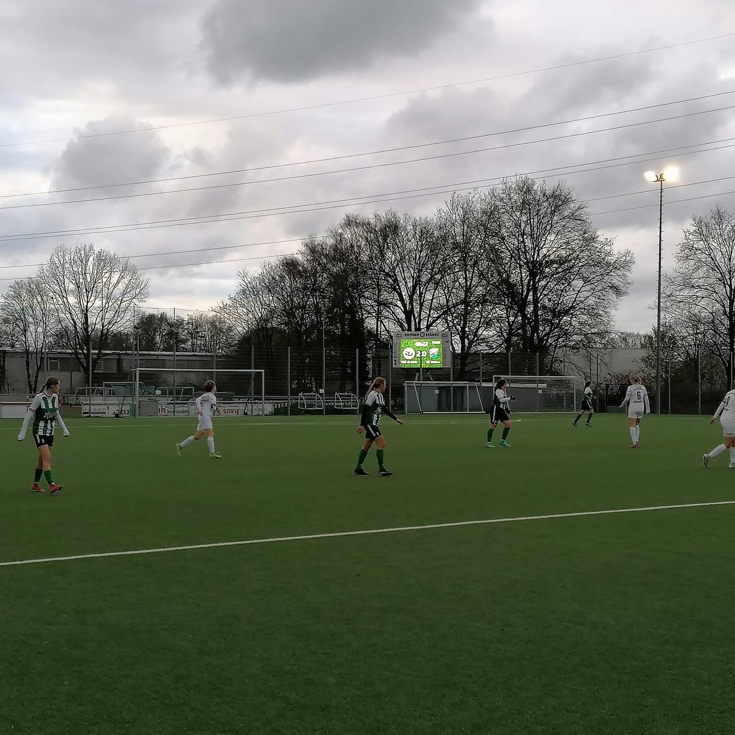 ⚽ Deutliche Niederlage zum Rückrundenauftakt für SVT-Damen ⚽
DJK Arminia Ibbenbüren - SV Thülen 5:0 (2:0)
Tore: Fehlanzeige
Ersatzgeschwächt ging es für die Fußballdamen des SV Thülen am Sonntagmorgen auf die 1,5 Stunden lange Fahrt zur DJK Arminia Ibbenbüren in das Tecklenburger Land.
Neben Emily Schütte, Leonie Feistkorn und Franziska Schüttler (alle Arbeit) fehlten von der Stammelf zudem Torjägerin Katja Betten und Luisa Becker (beide verletzt), Routinier Anna Böddicker (privat) sowie Rebekka Imöhl (krank). Somit war auf der Ersatzbank der Grün-Weißen ungewohnt viel Platz.
Der Gastgeber aus dem Kreis Steinfurt präsentierte sich als der erwartet schwere Gegner. Die DJK übernahm gleich die Spielkontrolle und drückte den SVT in die eigene Hälfte.
Bereits in der 6. und 17. Spielminute konnte die Heimmannschaft ihre Überlegenheit in eine frühe 2:0-Führung ummünzen.
Nach einem Eckball und einem Freistoß war die DJK zur Stelle und ließ Thülens Torfrau Gesa Schulte leider keine Chance.
Bis zum Halbzeitpfiff war der Favorit weiter dominierend. Doch die Mannschaft vom Trainerduo Werth/Heinke kämpfte sich in die Partie, sodass der DJK keine weiteren Tore bis zum Pausentee gelingen sollten.
Nach dem Seitenwechsel änderte sich nicht viel am Spielgeschehen.
Die Gäste aus dem Altkreis Brilon hielten so gut es ging dagegen und erspielten sich den ein um anderen Entlastungsangriff.
Eine klare Torchance sollte dabei aber nicht herausspringen.
Im Gegenzug konnte der Favorit das Ergebnis auf 5:0 hochschrauben. Der Sieg für den Tabellensechsten geht aufgrund der deutlichen Überlegenheit auf jeden Fall in Ordnung, ist in Summe aber um ein bis zwei Tore zu hoch ausgefallen.