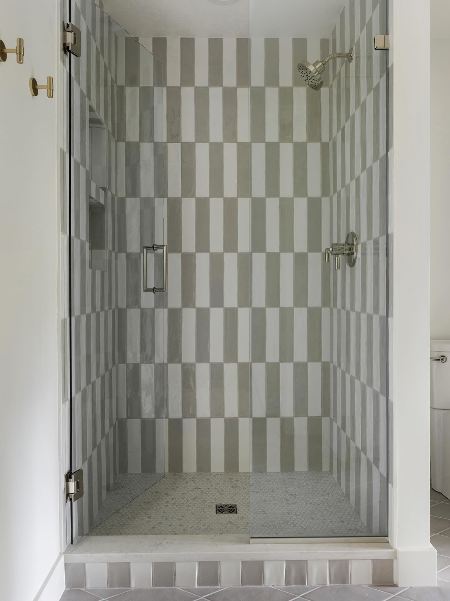 Fun was had while designing this teenage bathroom, filled with playful patterns and thoughtful touches. #projectintothewoods
Build: @divinecustomhomes
Design: @haven.design.collective
Photography: @spacecrafting_photography