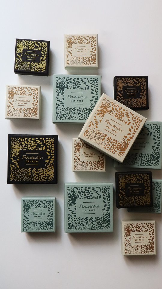 Malgré l'effervescence de cette fin d'année, on continue à sérigraphier et tester de nouveaux produits. On a sérigraphié de petites boîtes à bijoux pour nos pin's, broches, boucles ou pour d'autres créations !
.
.
.
#poussieredesrues #serigraphie
#screenprinting #lyon #jewels