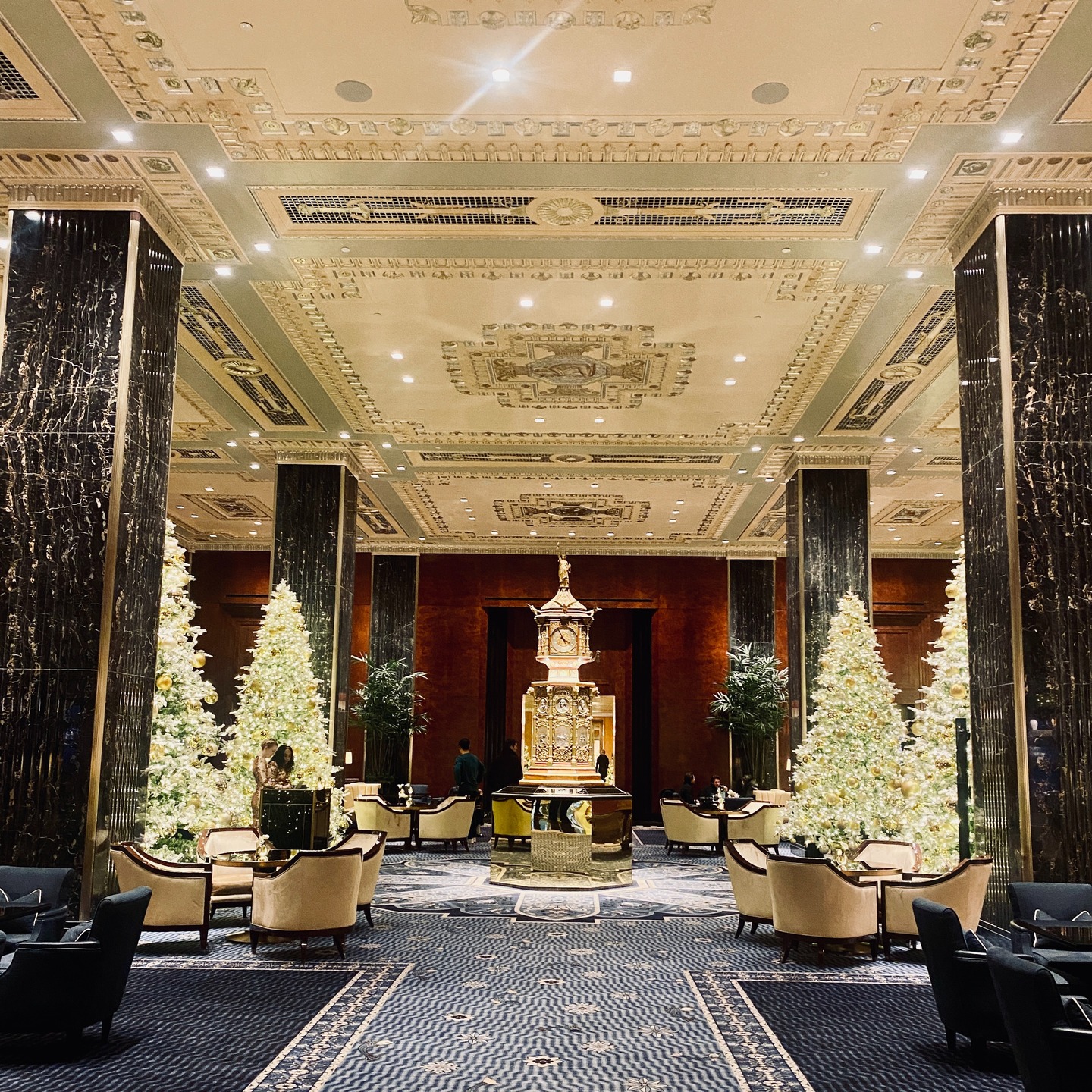 Journée magique au tout nouveau Waldorf Astoria ✨
Entrer ici, c’est comme plonger dans un New York intemporel — lumières scintillantes, décor iconique et l’inoubliable horloge du lobby.
Et le plus beau ? Partager ce moment avec deux amis extraordinaires.
Un lieu magnifique, une compagnie encore superbe. ❤️
#WaldorfAstoria #NewYork #MomentsMagiques #SaisonDesFêtes #Amitié