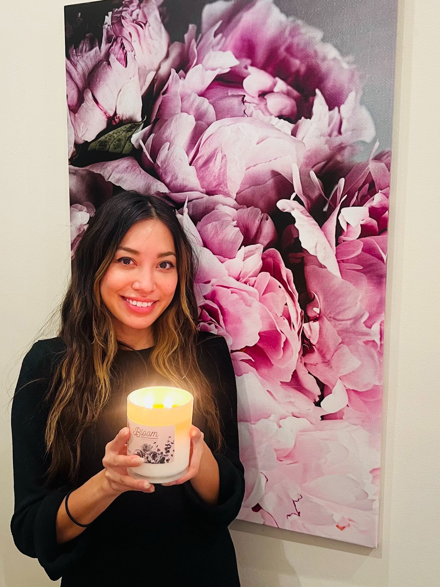 Let your Holidays glow with our beautifully fragranced & crafted Bloom Candle - collaborated with @woolywaxcandles
Candles make a great gift 🎁
#woolywaxcandles #denveresthetician #denvermedspa