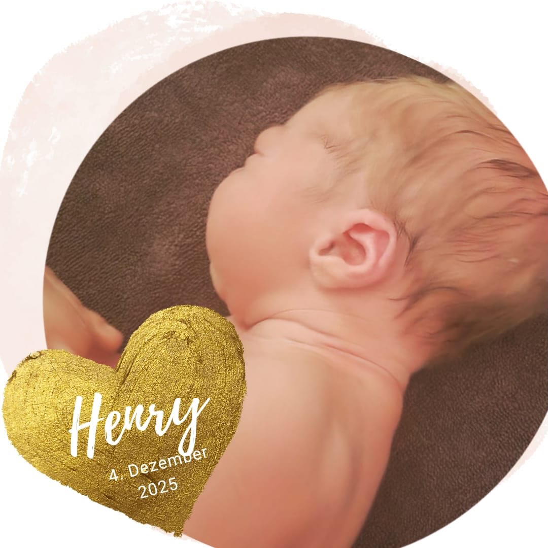 Lieber Henry!
Bereits einen Abend vor deiner Geburt hast du dich mit einem Blasensprung angekündigt.
Als dann am darauf folgenden Mittag die Wehen langsam Fahrt Aufnahmen hast du schließlich nicht mehr sehr lange auf dich warten lassen.
Um 17:47 Uhr wurdest du im Wasser bei Kerzenschein und ruhiger Musik geboren.
Nach ausgiebigen Kuscheleinheiten haben sich deine Eltern mit dir dann auf den Weg nach Hause gemacht, wo sich auch deine große Schwester sehr auf dich gefreut hat.
Herzlich Willkommen, wie schön dass du geboren bist!
#außerklinischegeburt #geburtshaus #selbsbestimmtgebären #dezemberbaby #70