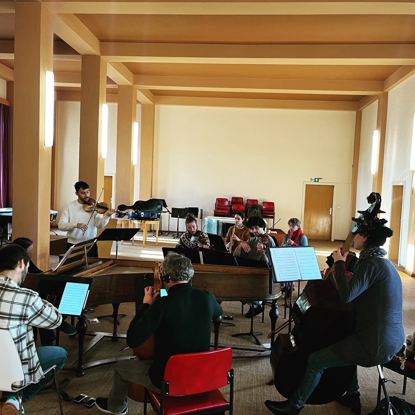 Die Proben für Samstag laufen, wir sind in voller Vorfreude, Euch wundervolle Blüten der Klassik zu präsentieren! Kommt vorbei!!
📄 Einführungsvortrag: Marleen Hoffmann
🎼 Musiker:innen: Cité des Dames + Protean Quartet + Guests
🕰️ 18 Uhr Einlass, 18:30 Uhr Einführung, 19:15 Uhr Konzertbeginn
📍 Villa Elisabeth, Invalidenstraße 3, 10115 Berlin
🎟️ Tickets via Biolink
🌀 SONUS FEMINÆ, initiiert vom Ensemble Cité des Dames, bietet eine Plattform zur Wiederentdeckung und Würdigung historischer Komponistinnen, deren Werke lange im Verborgenen blieben.
@st.elisabeth.villaelisabeth @miakoklein @jia.keys @proteanquartet @javier.aguilar.bruno @edikot @ricardogilsanchez, @bruno.hurtado.gosalvez @bruno.hurtado.gosalvez @semgurevich @noelia.melcruz @marghelu90 @meravimusic @kili_kit_ty
#sonusfeminae #sonusfeminae2025 #ladyluminaries #wienerklassik #vienneseclassic #vienneseclassicism #firstvienneseschool #vienna #musicfromvienna #citédesdames #proteanquartet #komponistinnen #femalecomposers #frauenindermusik #womeninmusic #womeninearlymusic #altemusik #earlymusic #musichistory #womeninhistory #concert #konzert #villaelisabeth #music #berlinmusic #berlinconcert #berlinculture #berlinevent #berlinmitte #berlin