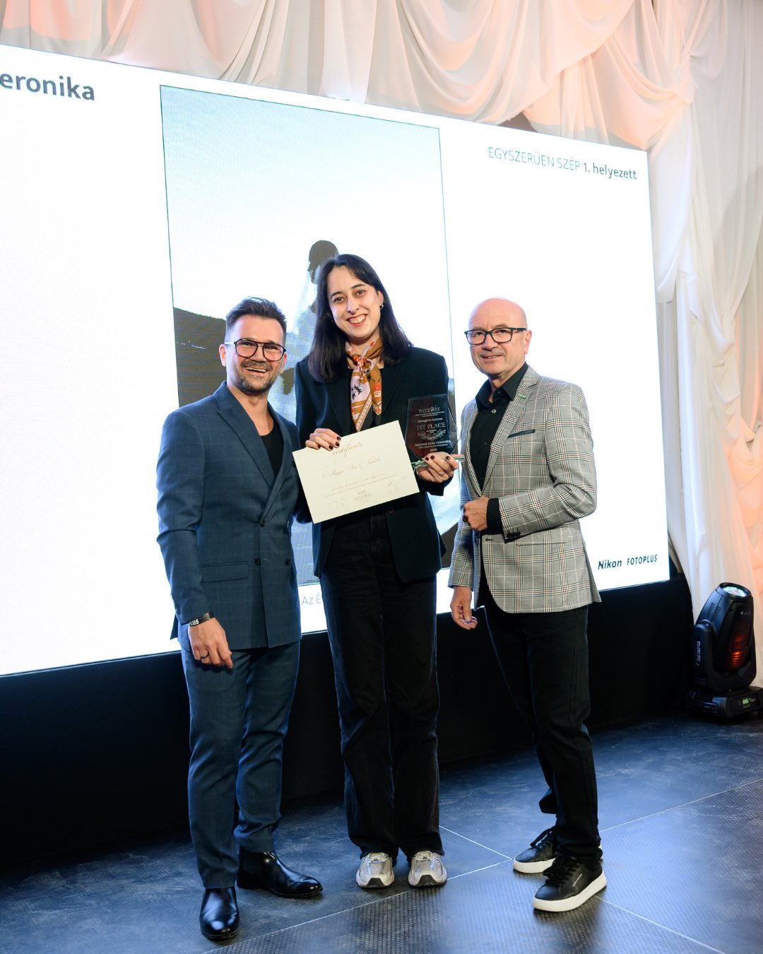 @weddway esküvői fotós pályázat 2025 - ‘Egyszerűen szép’ kategória 1. helyezés✨
Az idei versenyre közel 200 fotós több, mint 2500 képet küldött be.
Már az is hatalmas öröm volt számomra, hogy az egyik fotóm bekerült a kategóriájában a TOP9 közé. A díjátadón pedig kiderült, hogy az Esztiről készült képem az ‘Egyszerűen szép’ kategória 1. helyezését nyerte el.❤️
Nagyon rég vettem részt bármilyen versenyen, ezért különösen sokat jelentett, hogy ott állhattam a színpadon azokkal a fotósokkal, akiket évek óta követek és akik inspirálnak. Akárhogy is, eszembe jutottak a gimis éveim Nyíregyházán, amikor még csak álmodoztam arról, hogy egy nap majd a fotózással foglalkozhassak és most ezt az álmomat élhetem.
És őszintén ez az öröm nemcsak a díjról szól, hanem arról az útról is, ami eddig mögöttem van. Az emberekről, akiket megismerhetek. A pillanatokról, amiket megörökíthetek. A helyekről, ahová eljuthatok. Minden egyes történet, amit lefotózhatok, rengeteget ad nekem.
Ez az elismerés megerősített abban, hogy jó úton járok, és hatalmas motivációt ad a következő időszakra.
Köszönöm nektek, hogy ott lehetek az életetek legfontosabb pillanataiban!🥰
És gratulálok minden versenyzőnek és díjazottnak!☺️
Fotók: @miklostomifotografus
Zsűri: @vamos_wedding_photography @rabloczkyandras @pinewoodweddings @tbreni.photo @herman_peter
Verseny támogatói: @nikon.hungary @fotoplushu
