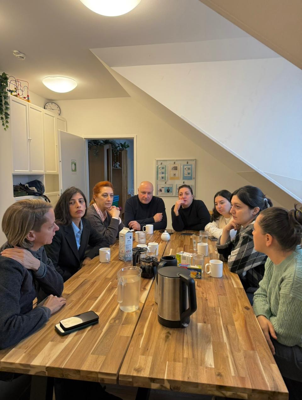 ორგანიზაცია ,,ხელი ხელს” თანამშრომლები გამოცდილების მიღებისა და გაზიარების მიზნით იმყოფებოდნენ ვენაში.
ჩვენი ინტერესი ამჟამად ბავშვთა და მოზარდთა სხვადასხვა და თანამედროვე მომსახურებებს მოიცავდა, რომლის საქართველოში დაგეგმვასა და განხორციელებაზე მომავალში იმუშავებს ჩვენი გუნდი.
სამუშაო ვიზიტში მონაწილეობას იღებდნენ თბილისის მერიის ჯანდაცვისა და სოციალური მომსახურების საქალაქო სამსახურის წარმომადგენლები.