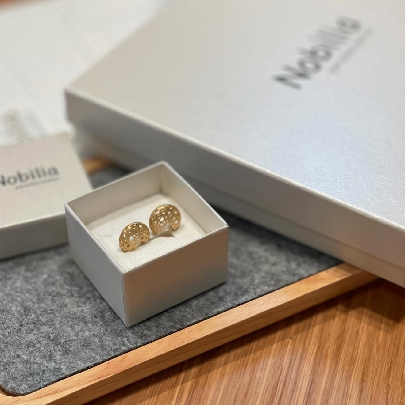 Een cadeau voor nu, een keuze voor later
De Nobilia Giftcard is een verfijnd geschenk voor de feestdagen.
Voor wie gaat trouwen, iets te vieren heeft, of simpelweg liefde wil geven — zonder het al vast te leggen.
Een persoonlijk sieraad, op het juiste moment gekozen.
Met aandacht gemaakt, om lang te blijven.
Voor kerst, liefde en alles wat nog mag groeien.
#nobiliasieradenatelier #nobilia #giftcard #sieradencadeau #luxegeven
#kerstcadeau #kerstcadeautip #kerst2025 #feestdagen
#liefde #trouwen #verloving #huwelijk #belofte
#persoonlijkcadeau #tijdloosdesign #vakmanschap #handgemaakt
#finejewelry #slowjewellery #goudsmid #juwelierutrecht #utrecht