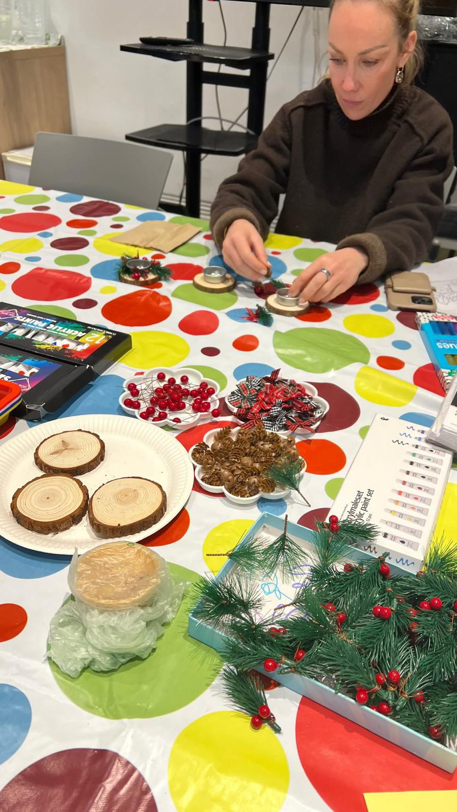 Our last 2025 Women’s Hub was all about Christmas 🎄
We gathered around a big table filled with amenities for creating and crafting festive pieces, while Christmas songs played softly in the background.
The atmosphere was sparkling yet calm, made even sweeter with tea, coffee, refreshments, and desserts. 🤍✨
#womensupportingwomen #forwomen #womenempowerment #selfawareness #ukmentalhealth