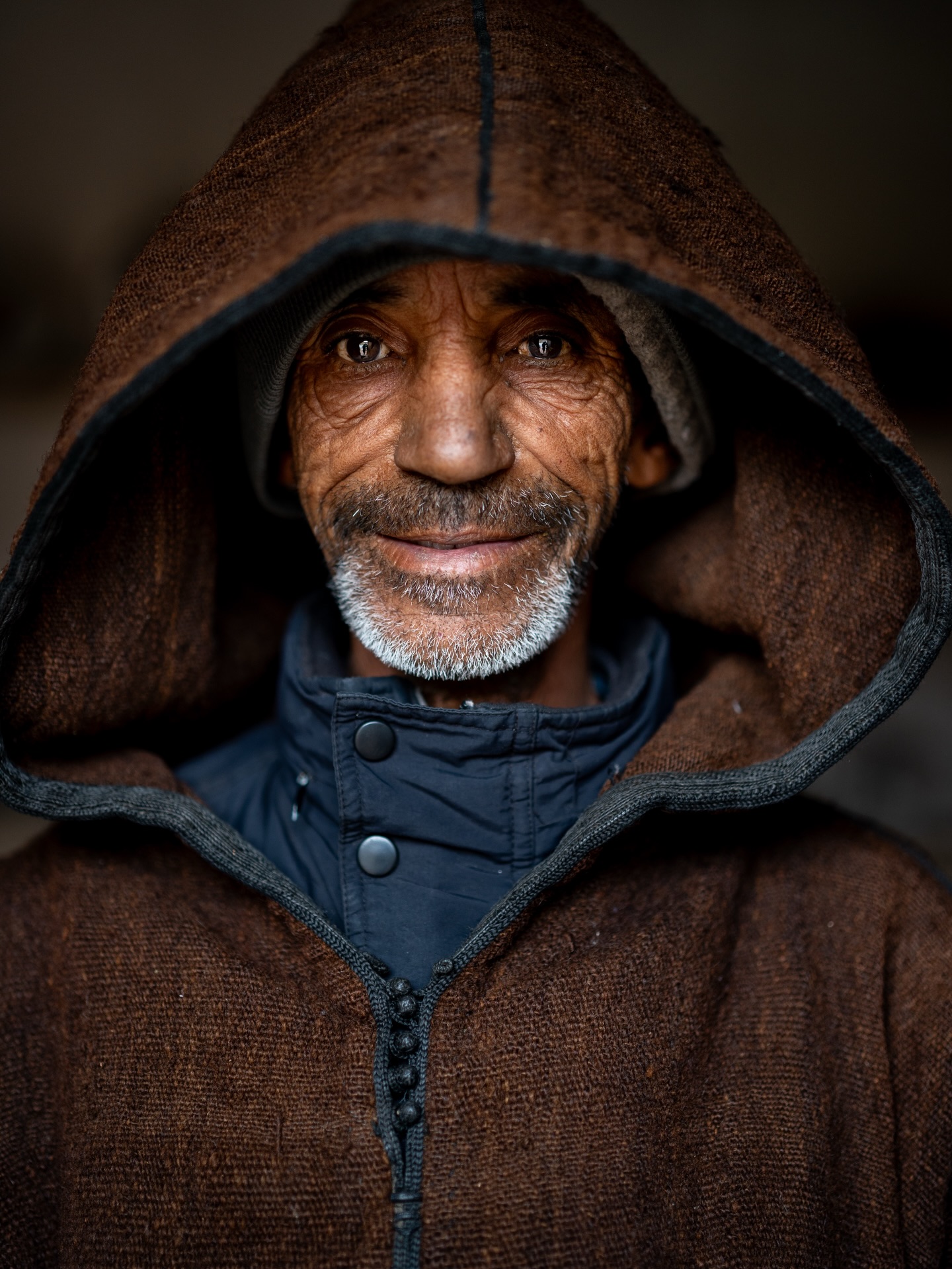DE FOTO! Deze komt sowieso mega groot in m’n woonkamer te hangen. 😍
Alles klopt. De interactie die we hadden met deze vriendelijke man. Zijn prachtige stenen winkeltje met parels uit de Atlas. Zijn blik en de puurheid in z’n ogen. Perfectie!
Ik heb alleen 1 twijfel.
Kleur of Zwart Wit?🙈