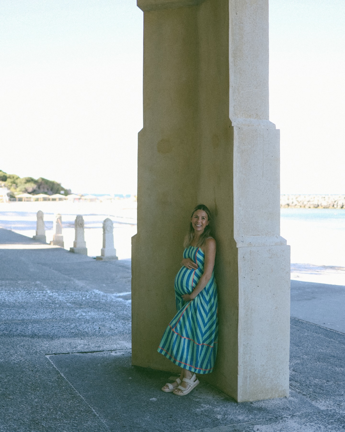 Third time around and she is glowing more than ever. Steph, you make motherhood look effortless. I cant wait to see the best big sisters meet their little brother! ☀️
#cottesloe #familyphotoshootperth #maternityphotographerperth #maternityfamilyphotos #perthphotographer #cottesloebeach #cinematicphotography