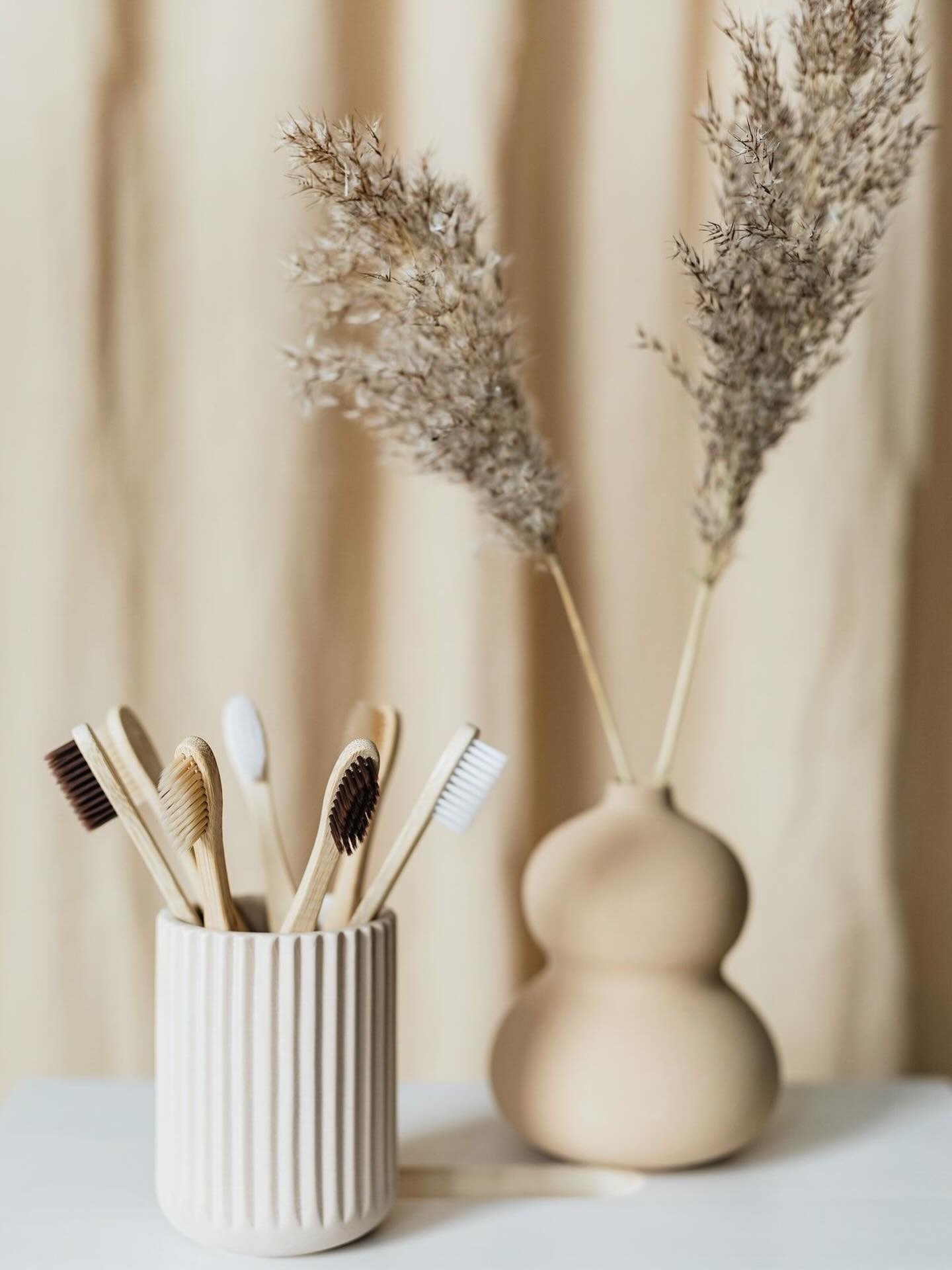 🦷 Una bona higiene dental és clau per mantenir un somriure sa i bonic!
Renta’t les dents 2 cops al dia amb un raspall suau i pasta amb fluor, no t’oblidis del fil dental i recorda canviar el raspall cada 3 mesos.
I el més important: fes revisions periòdiques! Tant si ets adult com infant, visitar el teu dentista 1 o 2 cops l’any pot prevenir molts problemes abans que apareguin.
A Karpura t’acompanyem amb una mirada integrativa i personalitzada.
Demana la teva visita 🗓️🦷
#SalutDental #OdontologiaHolística #Karpura #SomriureSa #Prevenció