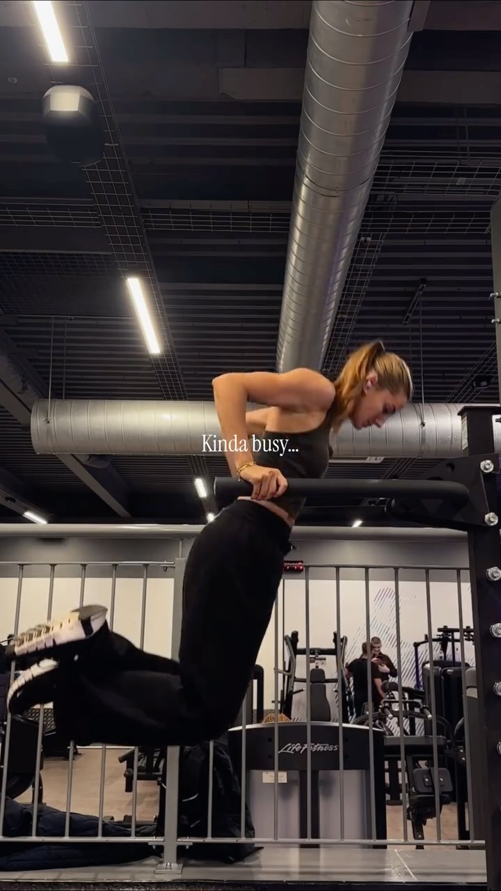 Sorry I cannot hear you I’m kinda busy…
Doing pull ups, muscle ups & tricep dips😂
Train like me & achieve skills you never thought possible, DM me EMc2 for coaching details or go to my website in my bio✨
#calisthenics #calisthenicsgirls #pullups #femalecalisthenics #calisthenicscoaching #femalemuscleups