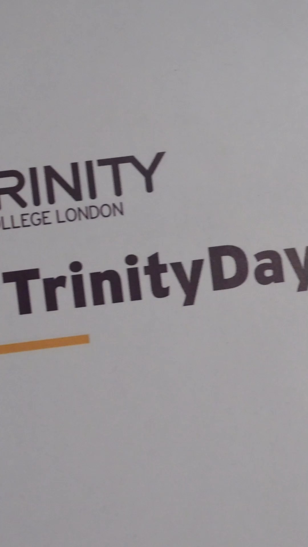 Il Trinity Day 2025 di Bari (Hotel Excelsior) è stato prima di tutto un momento di incontro. Una giornata fatta di ascolto, confronto e tante idee condivise, in cui l’inglese è tornato a essere uno strumento vivo, da usare, sperimentare e sentire proprio.
Dalle certificazioni ISE, con il loro approccio solido e concreto, fino all’energia creativa dei Trinity Stars, l’evento ha mostrato quanto sia importante insegnare una lingua andando oltre la teoria: comunicare, mettersi in gioco, esprimersi. È proprio in questo equilibrio tra metodo e creatività che nasce una motivazione autentica, soprattutto per studenti e studentesse.
In un mondo in cui l’inglese apre opportunità ogni giorno, Just British, insieme a Trinity College London, continua a camminare accanto a scuole, docenti e famiglie offrendo percorsi che crescono con le persone.
Il Trinity Day di Bari è stato il racconto di questa visione: una comunità che si incontra per condivide valori, esperienze e la voglia di costruire il futuro, un passo alla volta.
#trinity #trinitypress #bari #puglia #formazionedocenti #corsidilingua #justbritish @_just_british_