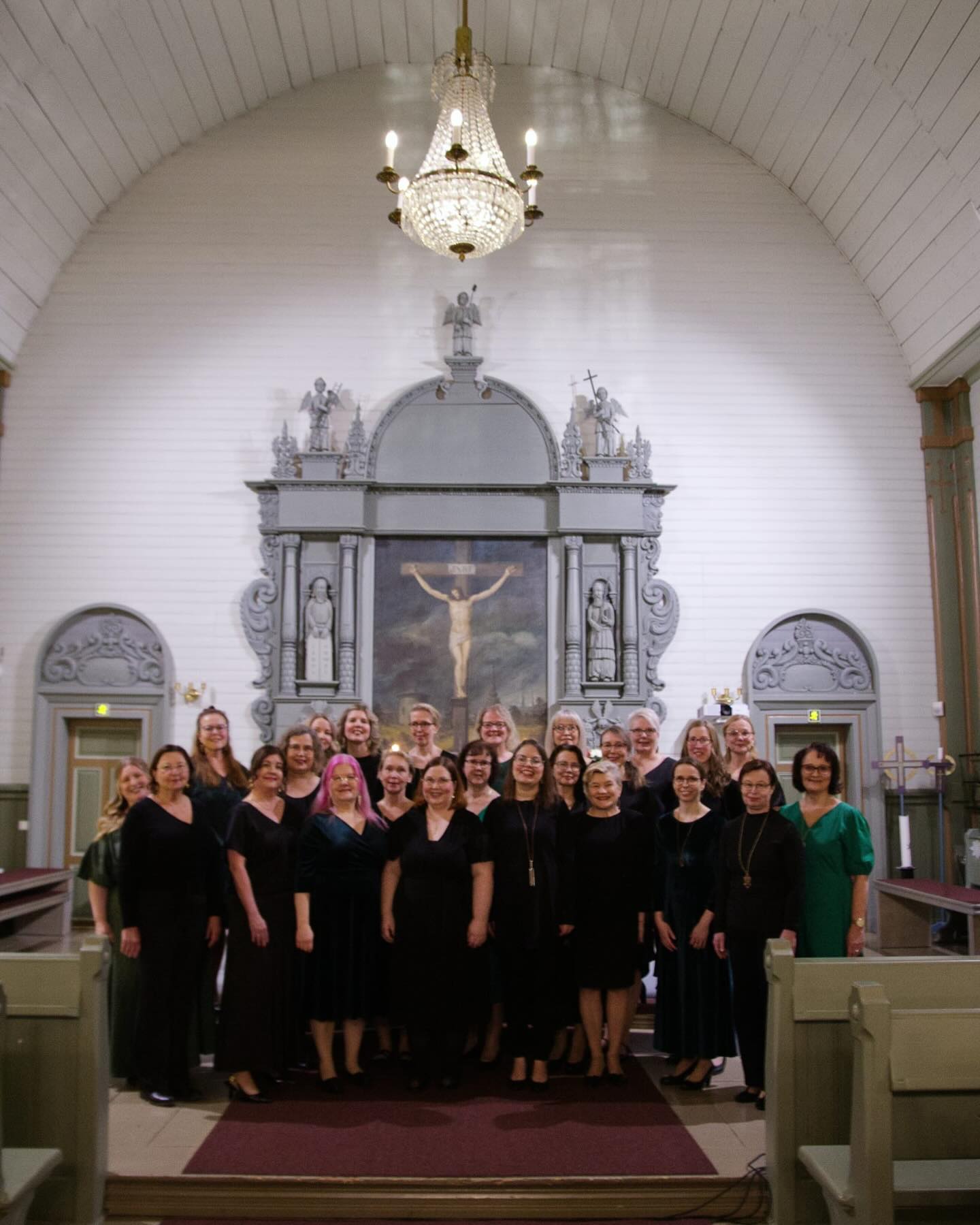 Meillä oli ilo esiintyä jälleen - tällä kertaa Nastolan kirkossa sekä torstaina Lahden Ristinkirkossa. Tunnelma oli jouluinen, lämmin ja onnistunut, ja musiikki saikin uudenlaisen merkityksen kanssanne.
Kaksi konserttia, kaksi upeaa yleisöä ja paljon jaettua musiikin iloa - näistä hetkistä tunnelmoidaan vielä pitkään. Kiitos, että olitte mukana!
Tervetuloa jatkamaan joulun taikaa kanssamme saman tunnelmallisen hetken parissa tiistaina 6.1. Järvelään!
❤️
MA 8.12. klo 19, Heinolan kirkko
KE 10.12. klo 19, Sovituksen kirkko, Hollola
TI 16.12. klo 19, Nastolan kirkko
TO 18.12. klo 19, Ristinkirkko, Lahti
TI 6.1. klo 19, Järvelän seurakuntakeskus, Järvelä
👉Käsiohjelma 15 euroa. Käsiohjelman tuotto menee suoraan kuorotoiminnan tukemiseen.
Ostamalla käsiohjelman edistät elävää paikalliskulttuuria ja mahdollistat uudet unohtumattomat musiikkielämykset🎅🏽❤️
👉Käsiohjelmia saatavilla ennakkoon Vaarin kahvilasta ja kuorolaisilta sekä konserttipäivänä ovelta
www.filianna.fi
#filianna #kuoro #joulu #lahti #konserttielämys #nastola #järvelä #joulunlintu #hollola