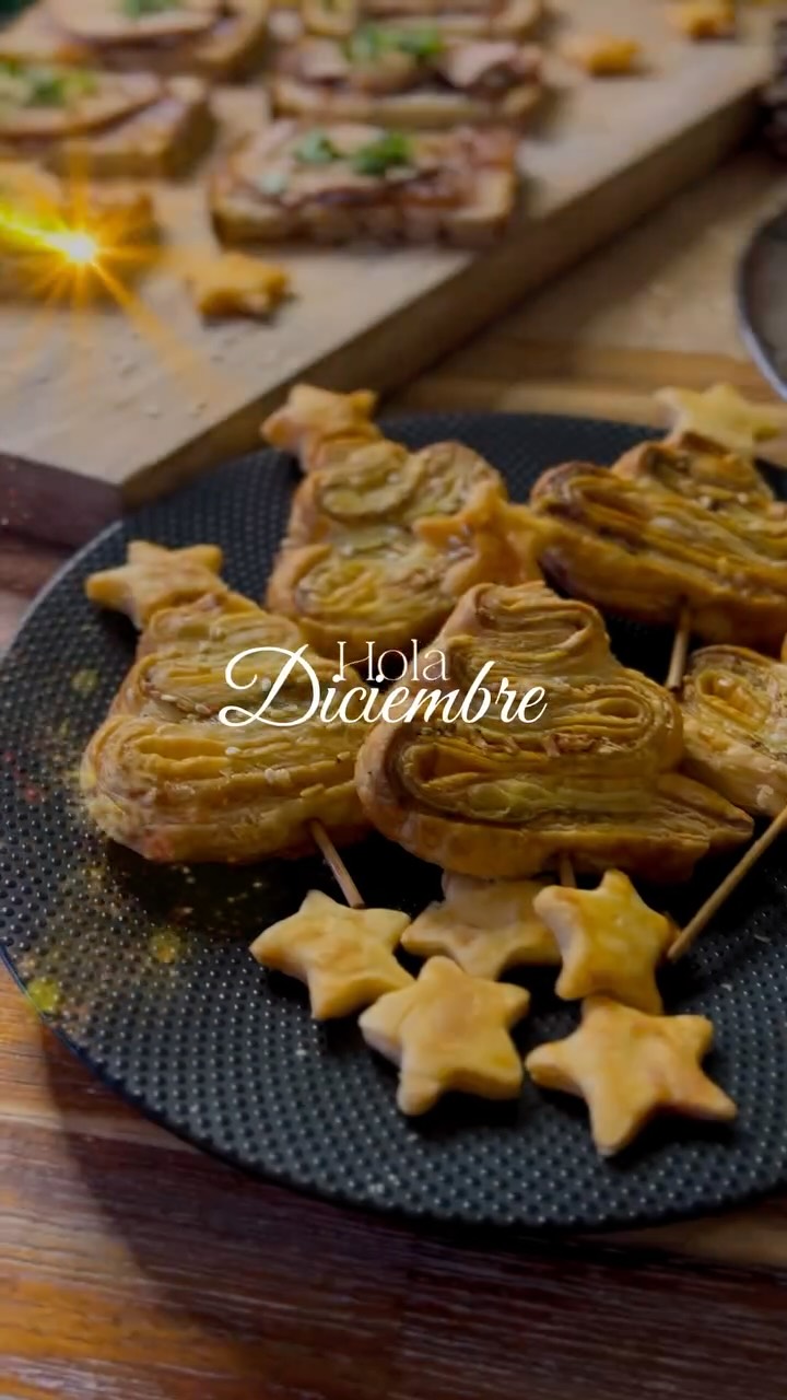 🎄✨ Hola Diciembre ✨🎄
Voici le menu de Noël que nous proposons pour vos repas d’équipe et vos événements pro de fin d’année :
🥗 Entrées
- Feuilletés sapin pesto rosso
- Toasts de saumon & fromage frais
- Toasts de foie gras, chutney de figues & fleur de sel
- Verrines butternut, châtaignes & crème au piment d’espelette
🍽️ Plat
- Poulet à la forestière & gratin dauphinois
🍰 Dessert
- Bûche de Noël
Le menu reste bien sûr modulable : nous nous adaptons au budget et le reste de notre carte reste disponible 😍
💌 Il nous reste quelques dispos de dernière minute pour les repas de fin d’année, contactez-nous !
#montpellierfood #montpellier #catering #noel #traiteurévénementiel #repasentreprise #teamlunch #buffettraiteur #traiteurfrance #repasdenoel #fetesdefindannée #herault #sud