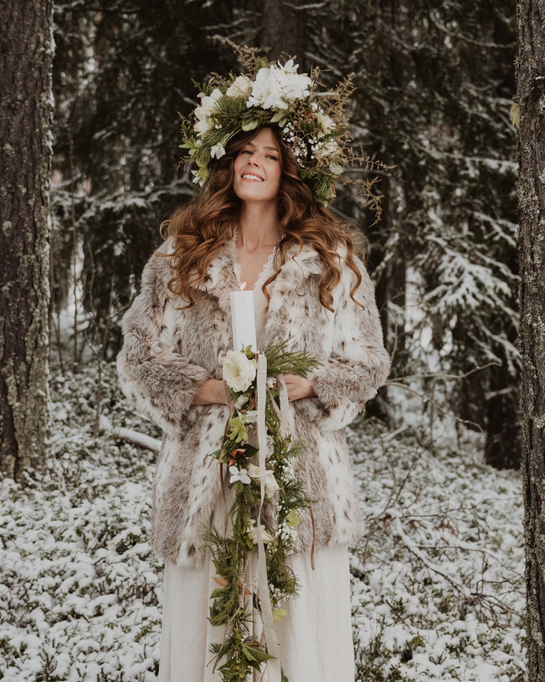 Glad Lucia! ✨
Häromveckan skapade hade jag en så mysig fotografering med två grymma kvinnor där vi skapade denna tolkning av Lucia 🥰 Kombon maffiga blommor, vacker modell och ett drömmigt vinterlandskap är ju svårslaget!
Tänker att man kan ta lite inspo till bröllop också från detta! Tänk ändå vad fint med en maffig blomsterkrans på ett vinterbröllop, hur coolt? 😍
Hoppas ni har en fin och mysig helg!
Florist: @floristkirsten // @weddingfloristkirsten
Modell: @karolinepalsson