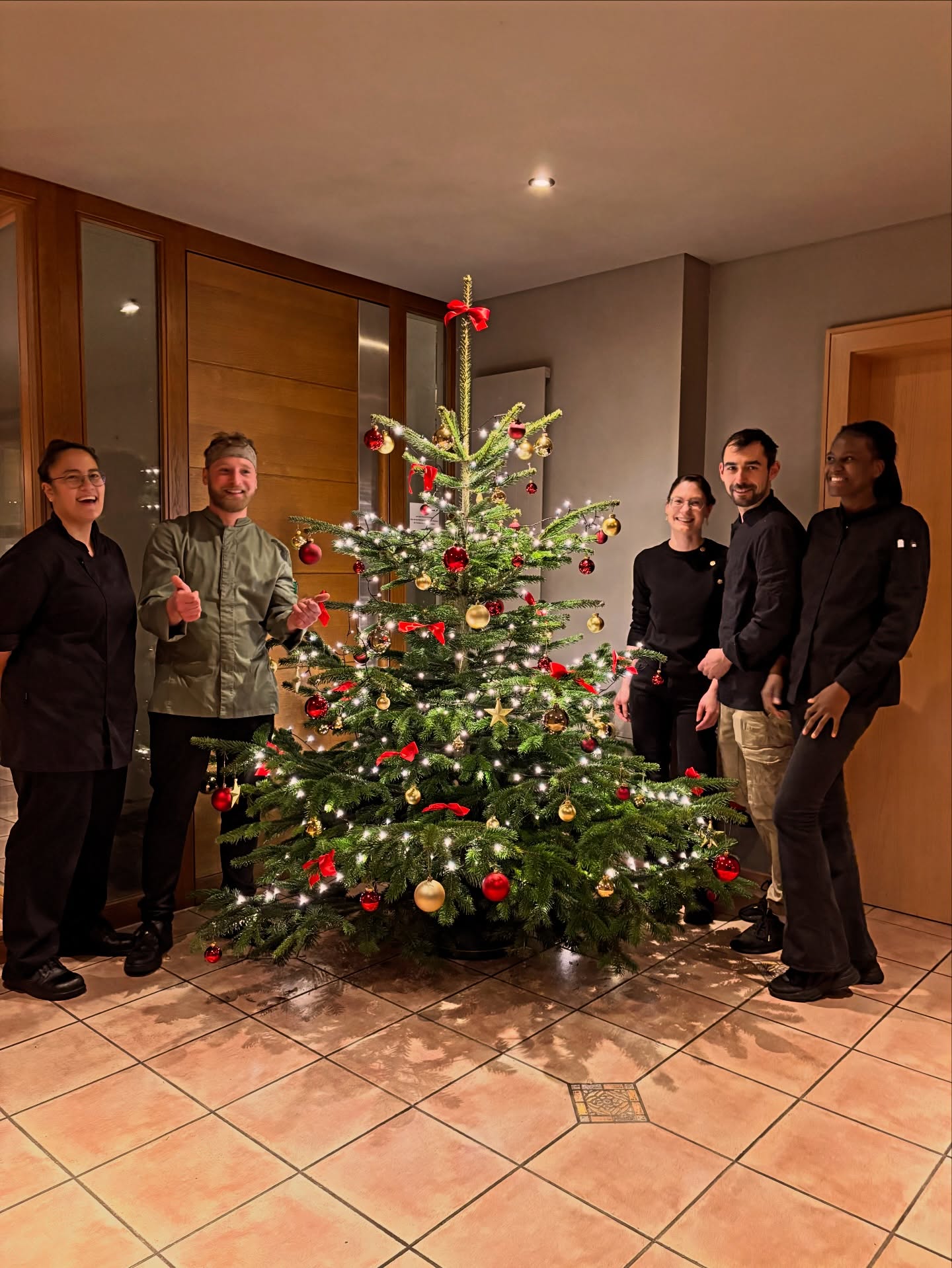 Unser Küchenteam ist bereit für die schönste Zeit im Jahr. 🎄✨Die ersten Plätzchen sind probiert, der Baum steht – jetzt fehlt nur noch Ihr!
Wir freuen uns auf gemütliche Wochen, gutes Essen und viele liebe Gäste.
Euer Stuben-Team
#wertheimerweihnacht #weihnachtszeit #bestenheiderstuben