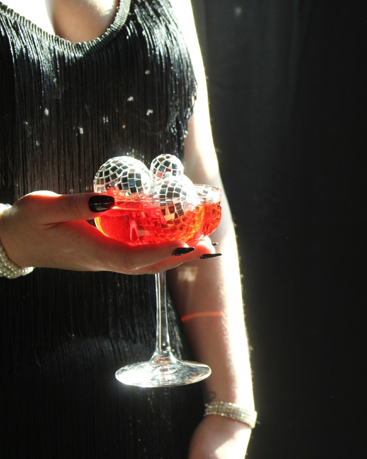 We’re holiday-ready — are you? ✨
Stay tuned for festive holiday and New Year’s cocktail inspiration you won’t want to miss 🪩🍸
#WinstonsBarService #NYECocktails #SignatureDrinks #CocktailInspo #NYE2025 #HolidayHosting #PartyDrinks #DrinkInStyle #NewYearsEveParty #CocktailRecommendations #CheersTo2026