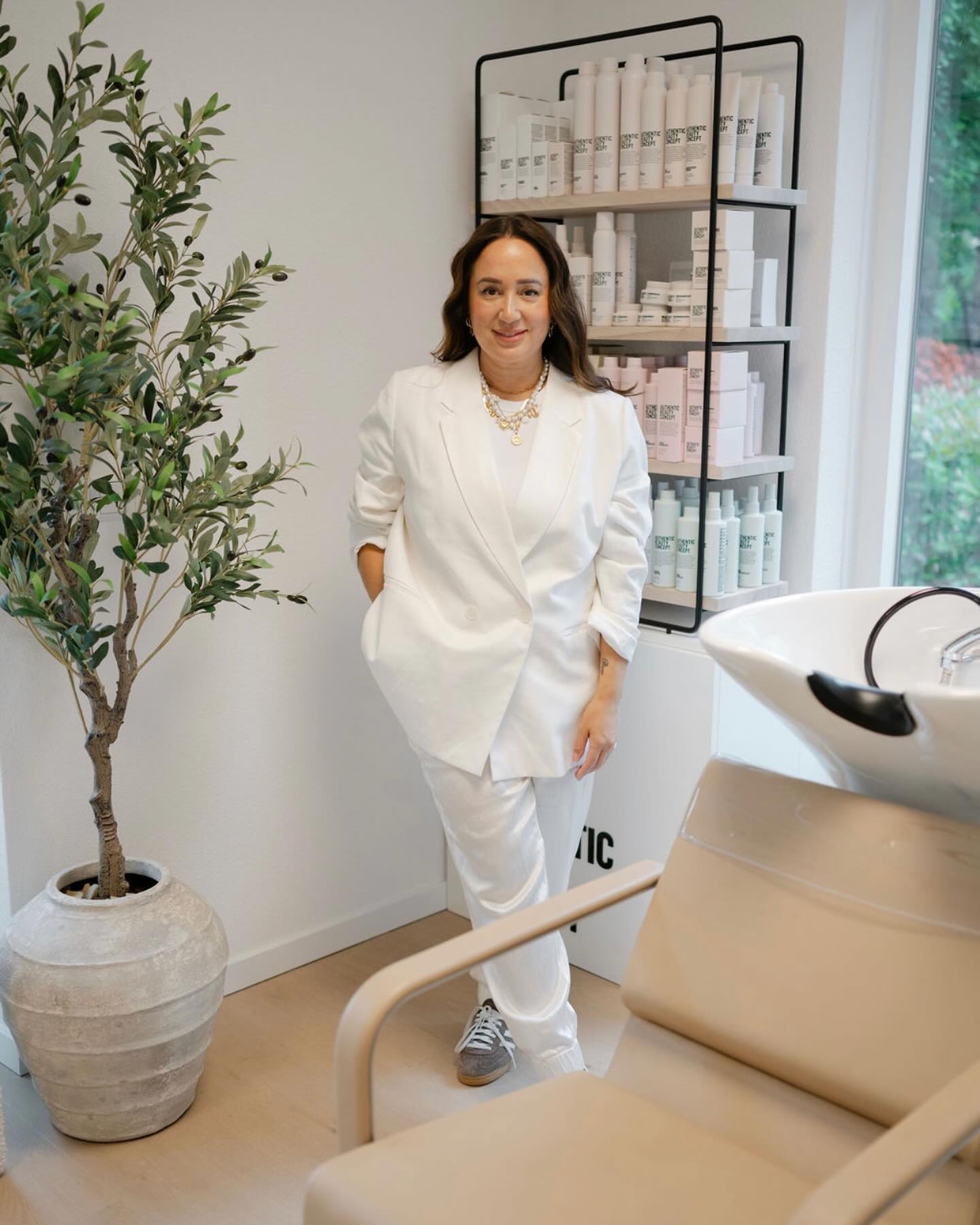 Lieve allemaal,
In deze bijzondere tijd van het jaar wens ik jullie mooie, warme en liefdevolle dagen toe, samen met familie en vrienden. Momenten om even stil te staan, terug te kijken op wat is geweest en dankbaar te zijn voor alles wat we al hebben groot en klein.
Dank jullie wel voor het vertrouwen, de verbondenheid en de fijne contacten. Dat waardeer ik enorm. Ik hoop dat de feestdagen ruimte bieden voor rust, gezelligheid en nieuwe energie, en dat het nieuwe jaar jullie gezondheid, liefde en mooie kansen mag brengen. ✨
Liefs,
Palma V