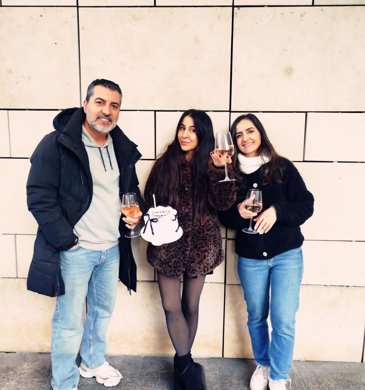 5 yıl önce bir hayalle başladık…
Birlikte düşündük, birlikte yorulduk, birlikte sevindik.
Çiçeklerin diliyle duyguları anlatmaya inanan bir “biz” olduk.
Harmony Flowers; sadece çiçeklerden değil,
emekten, sabırdan, güvenmekten ve omuz omuza vermekten doğdu.
Bu yolculukta gecesi gündüzü olmayan bir ekip,
kalpten bağlı dostlar,
bizi her adımda destekleyen sevdiklerimiz vardı.
Her bukette biraz biz varız,
her aranjmanda birlikte atılmış bir adım.
Bugün 5 yılımızı doldurduk...
Paylaşılan emeği, çoğalan sevgiyi kutluyoruz 🥂
İyi ki biz olduk.
İyi ki bu hikâyeyi birlikte yazdık.
Nice yıllara Harmony Flowers 🌸
Sevgiyle…