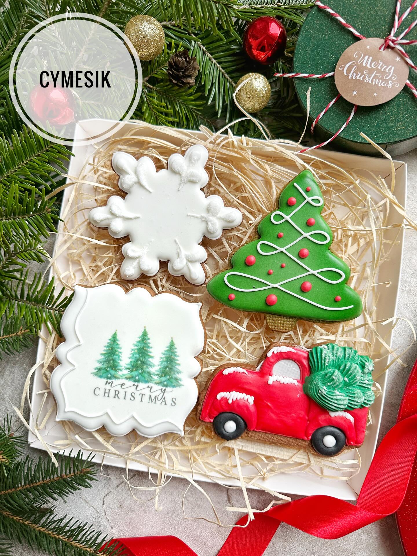 🎄 Oferta sezonowa – Boże Narodzenie 2025 🎄
Odkryj magiczną kolekcję ręcznie zdobionych pierniczków, tworzonych z ogromną starannością, sercem i dbałością o każdy detal. ✨
Nasze pierniczki dostępne są w eleganckich zestawach, zapakowanych w pudełeczko z okienkiem i przewiązanych kolorystycznie dopasowaną wstążką. Idealne na prezent lub słodką ozdobę świątecznego stołu. 💫
🎁 Zestawy świąteczne:
▫️ 21 × 21 cm – 4 sztuki – 150 zł
▫️ 12 × 20 cm – 3 bombeczki lub 2 większe pierniczki – 80 zł
Pierniczki można też kupić pojedynczo – zapakowane w celofanowy woreczek z uroczą wstążeczką. 💝
Dodatki, które dodadzą uroku Twojemu upominkowi:
✨ Winietka z napisem „Wesołych Świąt” – +1 zł
✨ Tekturowe zamknięcie z życzeniami „Wesołych Świąt”:
- małe +2 zł
- duże +3 zł
🍪 Pojedyncze pierniczki (ok. 10 cm):
• kapcie reniferki – 25 zł
• choinka – 18 zł
• auto z choinką – 25 zł
• śnieżynka – 22 zł
• czapka – 25 zł
• rękawiczki – 25 zł
• piernikowa gwiazdka z lukrem – 22 zł
• kubek z marshmallow – 30 zł
• winietka renifer z imieniem – 30 zł
• plakietka z choinkami i napisem – 25 zł
• kolorowanka pędzelkiem – 35 zł 🎨
📦 Wysyłka:
Pierniczki wysyłane są kurierem lub do paczkomatu – koszt 19 zł.
Wysyłki planowane są 17 grudnia, aby wszystkie paczki dotarły na czas przed Świętami.
Istnieje również możliwość odbioru osobistego w Warszawie. 🎁
💌 Zamówienia:
Proszę o składanie zamówień w wiadomości prywatnej lub SMS-em na numer +48 728-626-311.
Nie zawsze mogę odebrać – gdy lukruję, mam ręce pełne słodyczy! 🍯💛
Niech te pierniczki wprowadzą do Twojego domu zapach Świąt i nutkę dziecięcej radości. ❤️
#lukrowanepierniki #PierniczkiŚwiąteczne #bożenarodzenie2025