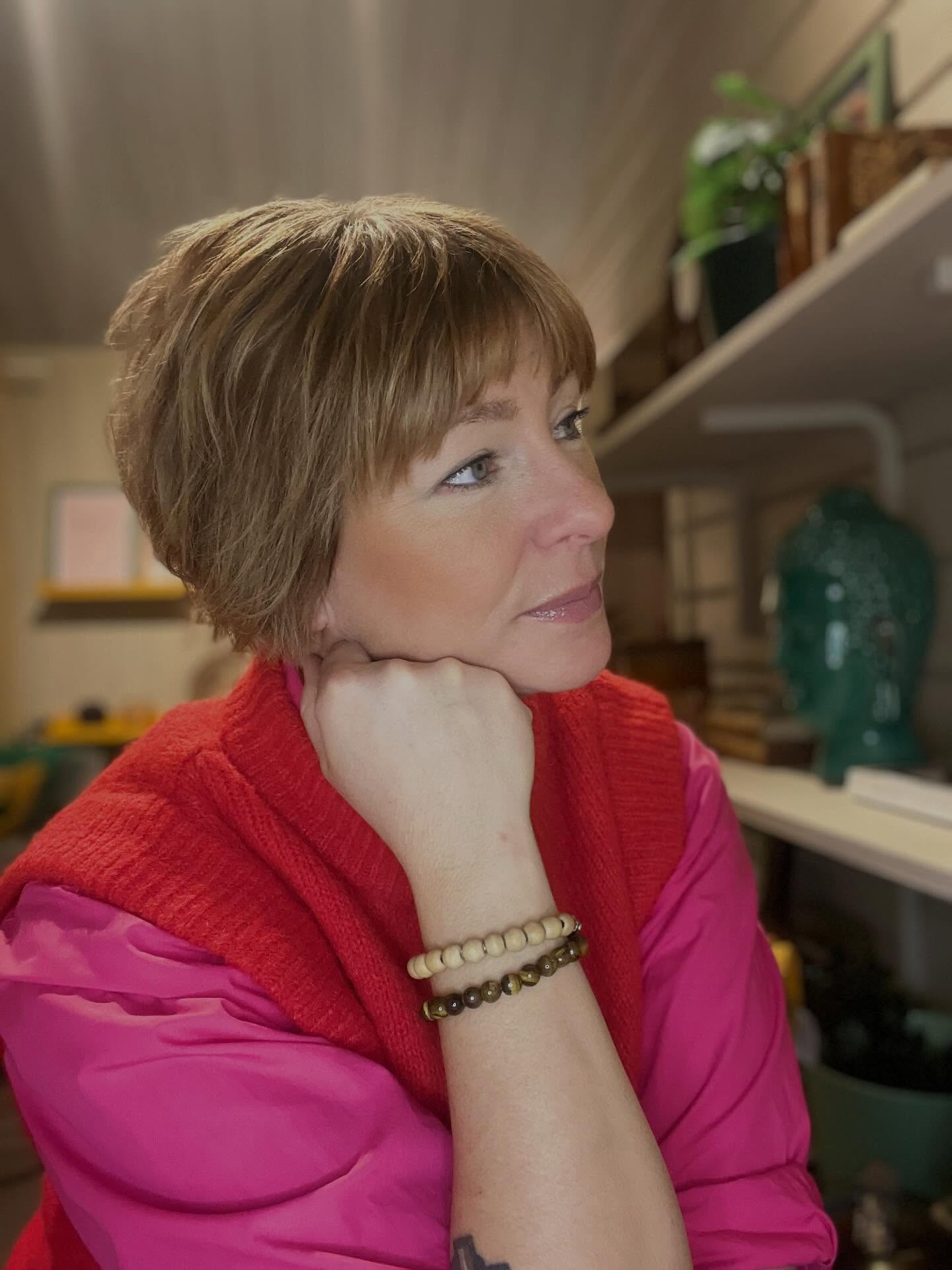 Alltid alltid alltid går jag från mitt jobb med starka känslor, ibland mer ibland lite mindre.
Idag mer.
Av förundran och av tacksamhet.
Efter en vecka med att få ta del av genombrott, insikter och uppvaknanden är det lätt att känna sig high on life.
Att pricka rätt, att ringa in, att fånga kärnan, att knyta ihop lösa trådar, skåda mönster och lägga pusslet rätt är banne mig höjden av tillfredsställelse.
Att få vara med på någons livsomvälvande resa, och veta att jag med små medel bidrar till att förändra någons universum, förbättrar någons tillvaro och varande.
Det är topp 1 på listan över ”vad är din favoritsysselsättning?”
Men nu, tar vi lite välförtjänt helg ✨
Önskar dig en fin andra advent 🕯️🕯️
#samtalsterapisundsvall #läkandesamtalankarsvik #anhörigstödakwarnerud