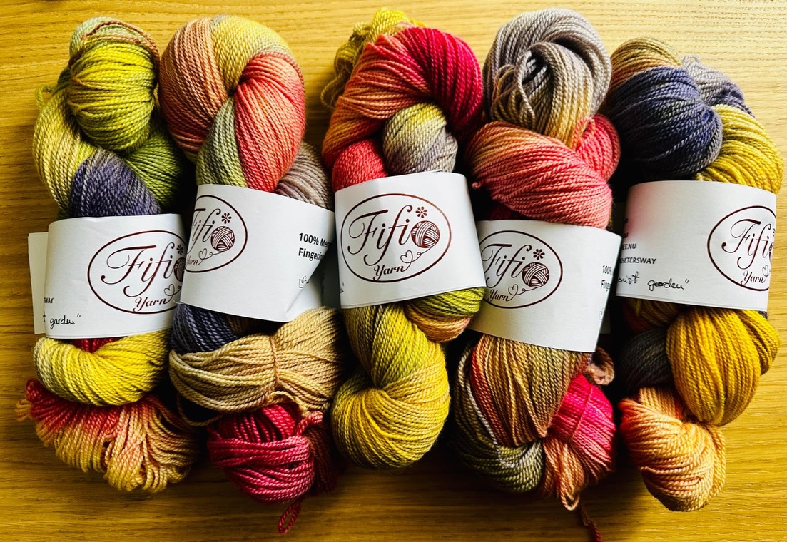 I introduce you ‘Impressionist Garden’. A delicate dance of vibrant violet, sunny yellow, and soft pink, all grounded by an earthy olive green. Take your Monet painting in every stitch🎨✨ :) Soon in my store www.fifi.nu/shop
#HandDyedYarn #UruguayanMerino #IndieDyer #FiberArt #SlowCraft KnittingInspiration crochetpassion