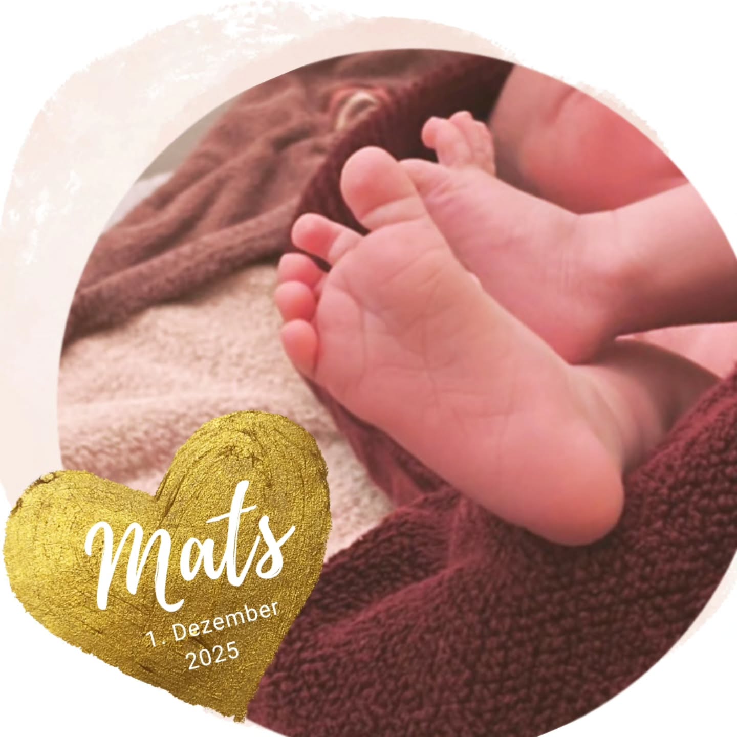 ✨ Willkommen, lieber Mats ✨
Kaum im Geburtshaus angekommen, da hast du dich auch schon auf den Weg gemacht – so entschlossen, dass es nicht mehr ins Wasser gereicht hat.
Eine Geburt, die ganz aus der Intuition heraus entstanden ist: selbstbestimmt, ruhig und kraftvoll.
Mats kam entspannt bei uns an und ist es geblieben. Selbst bei der U1 lag er ruhig und zufrieden da, als würde er sagen: Ich bin angekommen.
Wir sind dankbar, euch bei diesem Start ins Leben begleitet zu haben.
Willkommen auf dieser Welt, kleiner Mats ✨
#wunder #geburt #familie #hebamme #69