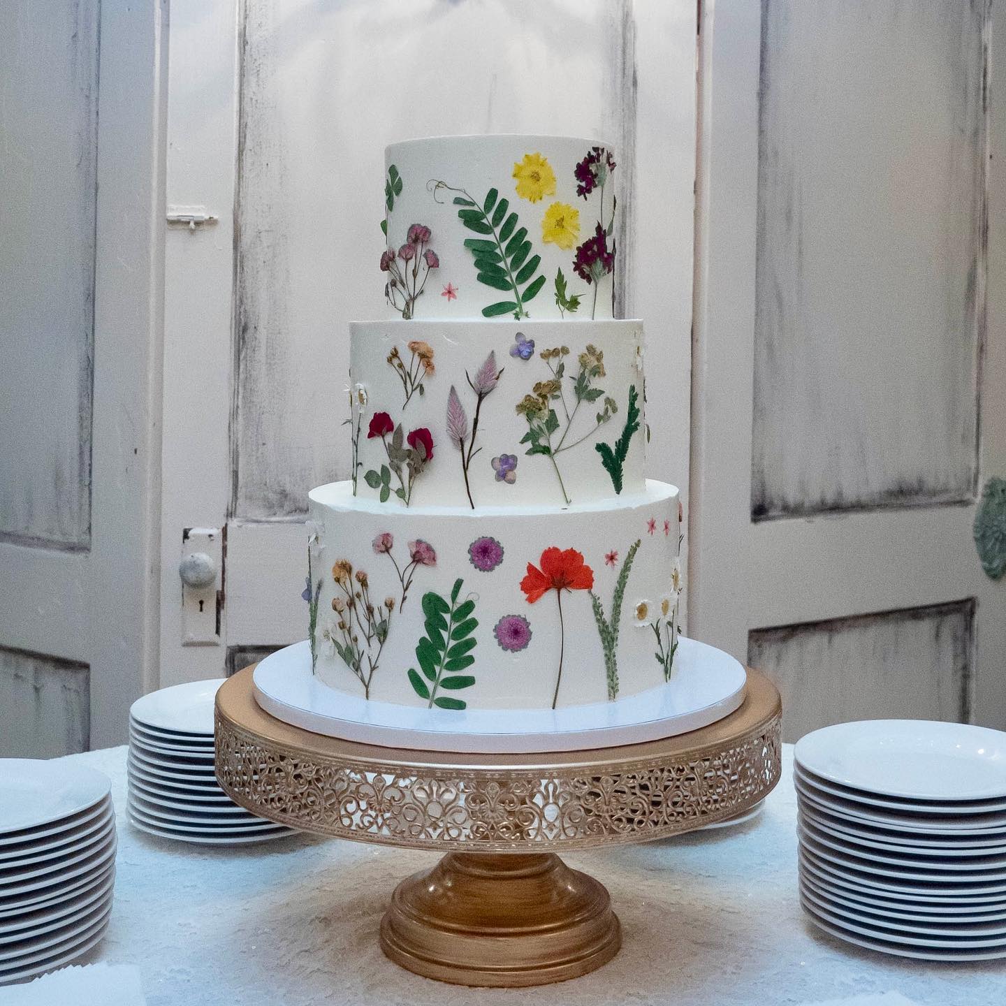 "Wildflowers are the stuff of my heart!"
- Lady Bird Johnson
.
.
.
Strawberries & cream cake, cafe mocha cake, Swiss meringue buttercream, pressed edible wildflowers.
.
.
.
#weddingcake #wildflowers #wildflowerweddingcake #trending #southernwedding #georgiawedding #weddingday