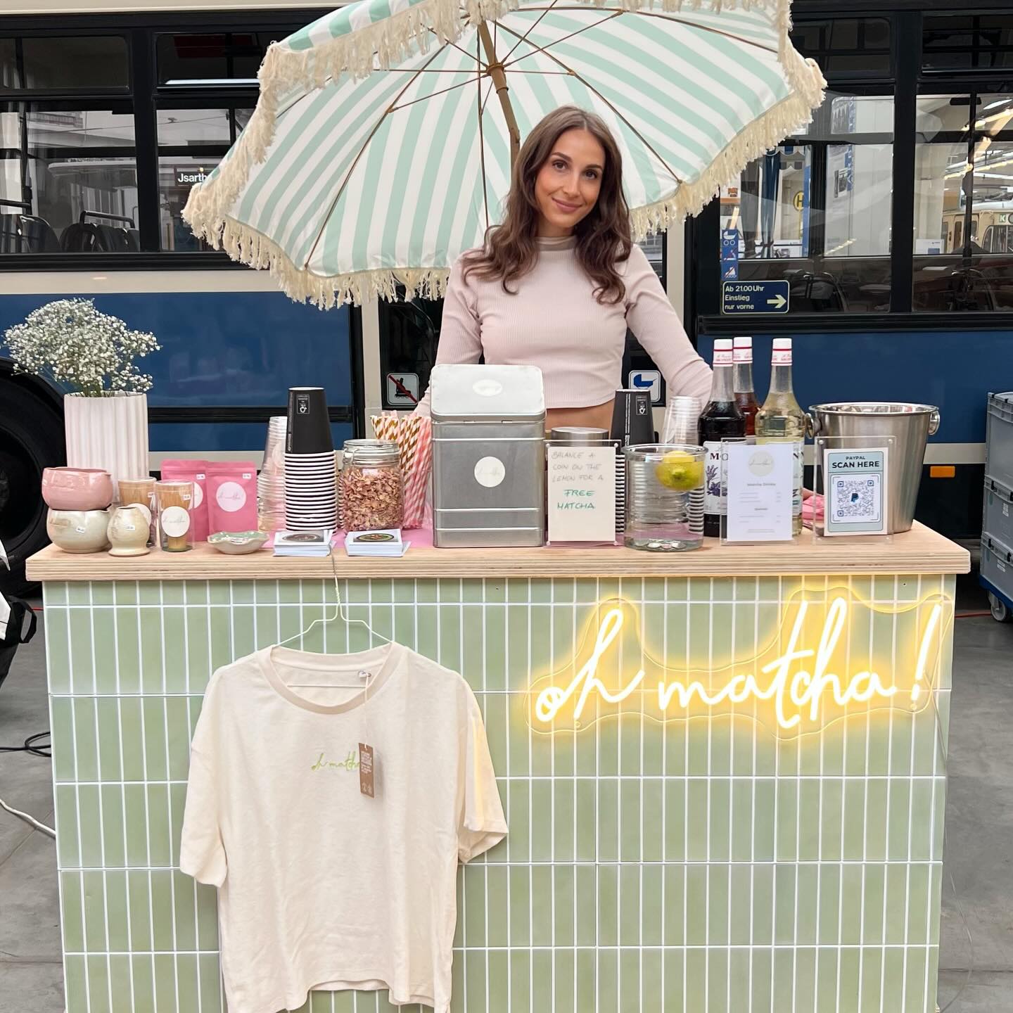 Day 1 auf dem @kunst_designmarkt: completed 💚
Von Spekulatius-Matcha bis Lavendel-Matcha, ihr wart bei allem dabei ✨
Highlight des Tages: ihr konntet einen Matcha for free gewinnen, wenn ihr es geschafft habt, 50 Cent auf einer Zitrone zu balancieren 🍋🤭 Alle so: „Das geht doch niemals.“ Und dann… ein paar von euch haben’s einfach gemacht. Easy. Kein Scam!! 😮💨