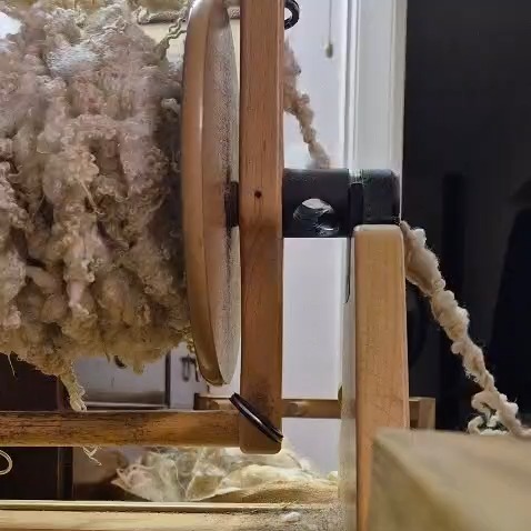 Some progress photos for a large cream rug I've been commissioned to make, using Blue-Faced Leicester, Lincoln longwool and Alpaca fleece. These soft spun skeins will make for a deep, luxurious feeling rug, which will be just perfect underfoot during the chilly winter months!
#weaver #weaving #weaversofinstagram #fibreart #fibreartist #slowcraft #traditionalcraft #scottishwool #sustainablecraft #wovenrug #handwovenrug #spinner #handspun #spinnersofinstagram
