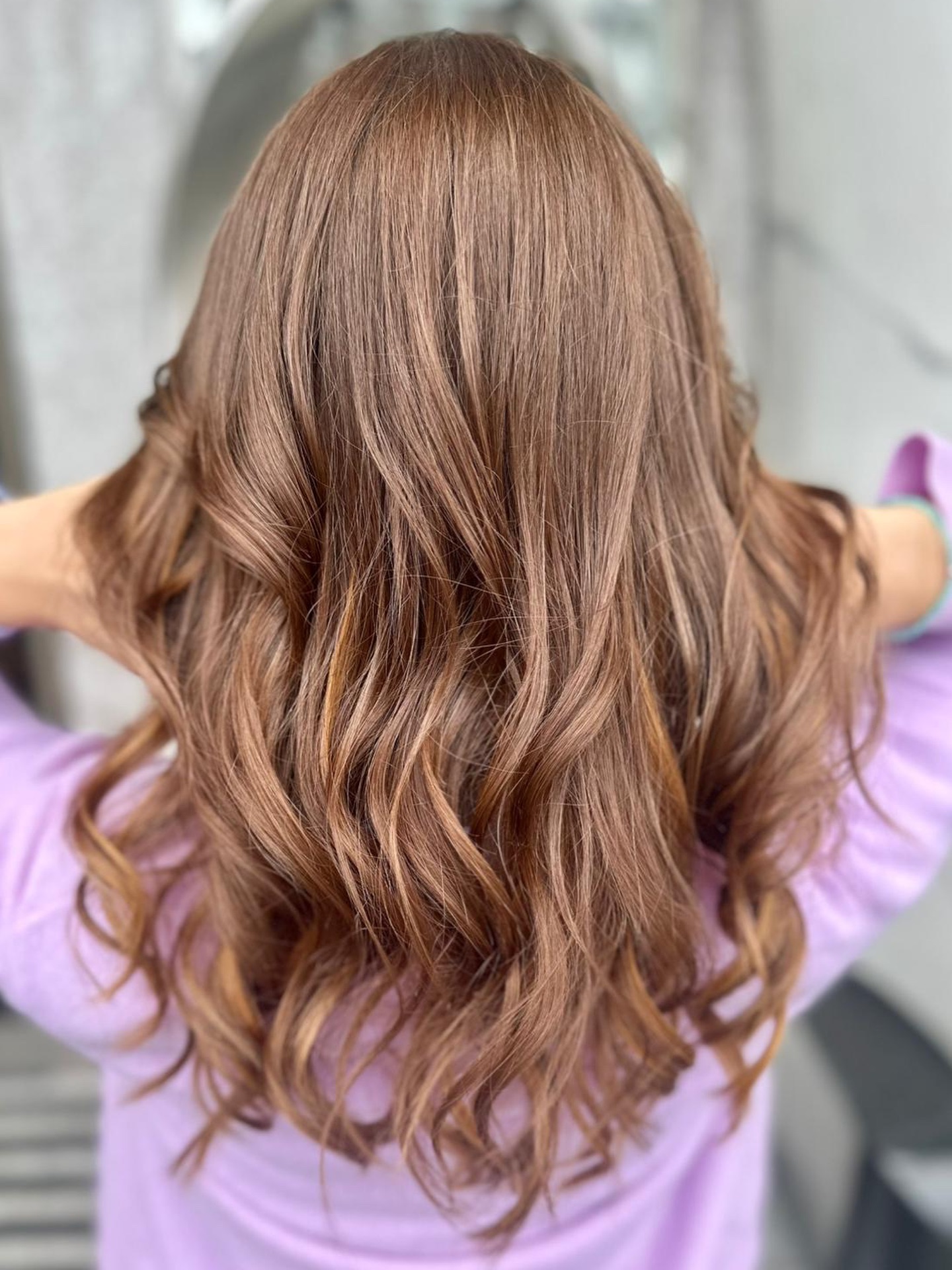 Natürliches Farbspiel & mehr Fülle ✨
Eine wunderschöne Haarverdichtung mit zweifarbigen Echthaar-Extensions von Janine. Für einen Look, der wirkt wie von der Sonne geküsst.
Diese Kombination sorgt nicht nur für mehr Volumen, sondern auch für einen besonders natürlichen Farbverlauf, der Bewegung und Leuchtkraft ins Haar bringt.
💡 Extensions sind längst nicht mehr nur für Länge, sie sind der perfekte Weg zu volleren, lebendigeren Haaren mit natürlichem Finish.
Buche deinen Beratungstermin direkt bei uns im Salon oder erfahre mehr auf:
👉 www.blackandwhite.ch
#BlackAndWhiteHairstyling #HaarverdichtungZürich #ExtensionsZürich