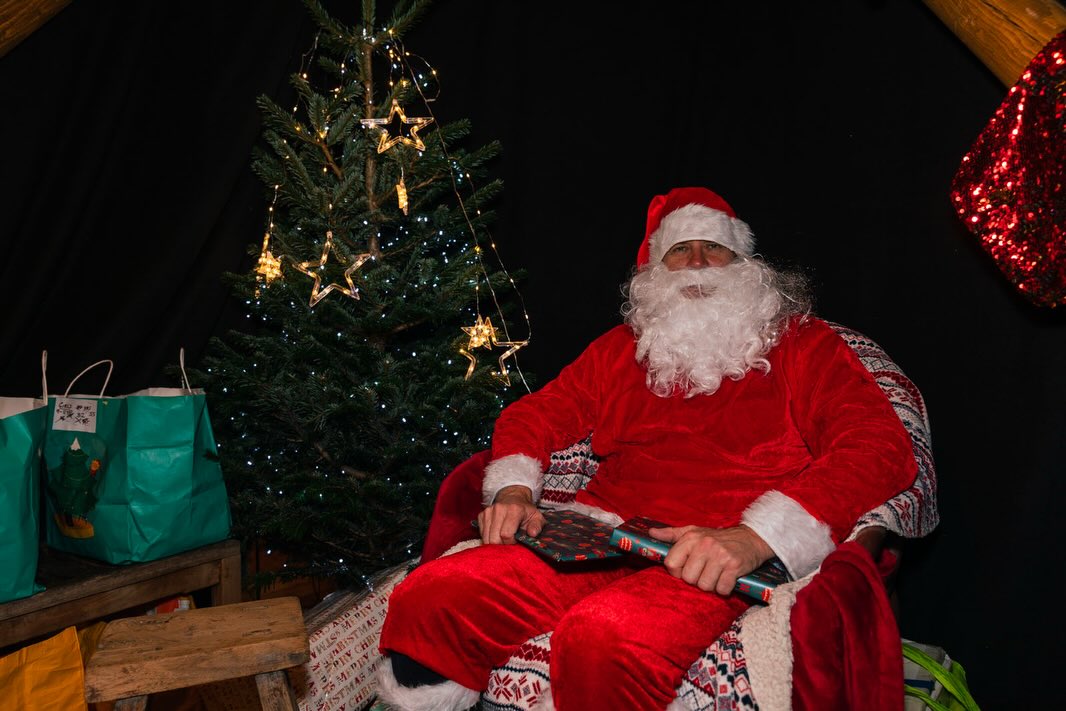 Kew Sparkle brought the magic — even in the rain! ✨🌧️ Thank you for these wonderful images @charlottekrag_photography
Hello Christmas! 🎄
#kew #kewsparkle #community #raisingmoney #charityevent #supportsmallbusiness #shoplocal #westlondonmums #surrey #richmond #thankyou