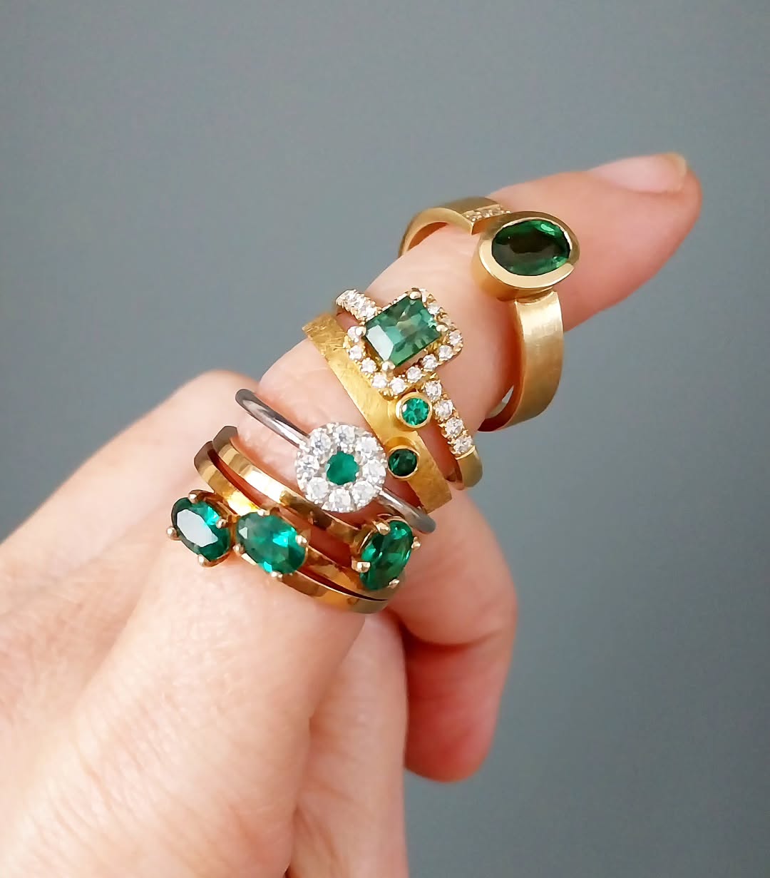 Steeds vaker vragen klanten naar juwelen met groene edelstenen -- en eerlijk?
Ik begrijp het helemaal. Ik ben zelf ook verliefd op die kleur en voel dezelfde aantrekkingskracht..
Wat heeft groen toch?
Het straalt rust uit, maar tegelijk kracht.
Het voelt natuurlijk, tijdloos en warm.
Elke groene steen lijkt zijn eigen kleine universum te dragen.
Alsof elke groene steen een geheim fluistert
Misschien is dat waarom ze zoveel harten veroveren. 🌿✨
#goudsmid #erfstuk #duurzaamjuweel #juweelontwerp #goud
#uniekejuwelen #juwelenontwerp #antwerpgold #costummade #juwelenopmaat #goudsmid #kooplokaal #vakmanschap #goudsmidatelier
#shinebright #belgischontwerp #kapellen
#geboortesteen #maatwerkjuwelen
#maatwerk #juweelontwerp #jijbentgoudwaard
#handmade #jewelrydesign #handmadejewelry
#goudsmidantwerpen #yourpersonalgoldsmith #maatwerk #costummade