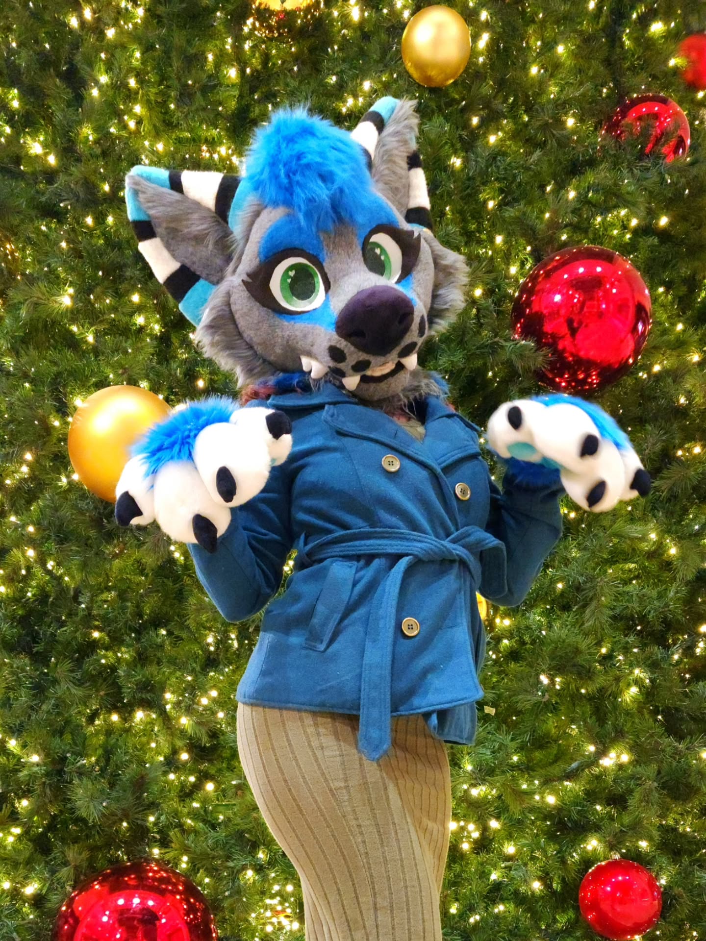 You're my favorite gift under the tree 😌🎁🎄
-
#furry #fursuit #fursuithead #fursuitmaker #fursuiting #furries #furrywolf #fursuitersofinstagram #fursona #fursuiter #furrygirl #furryfandom #Christmas #christmastree #festive #furrycouple