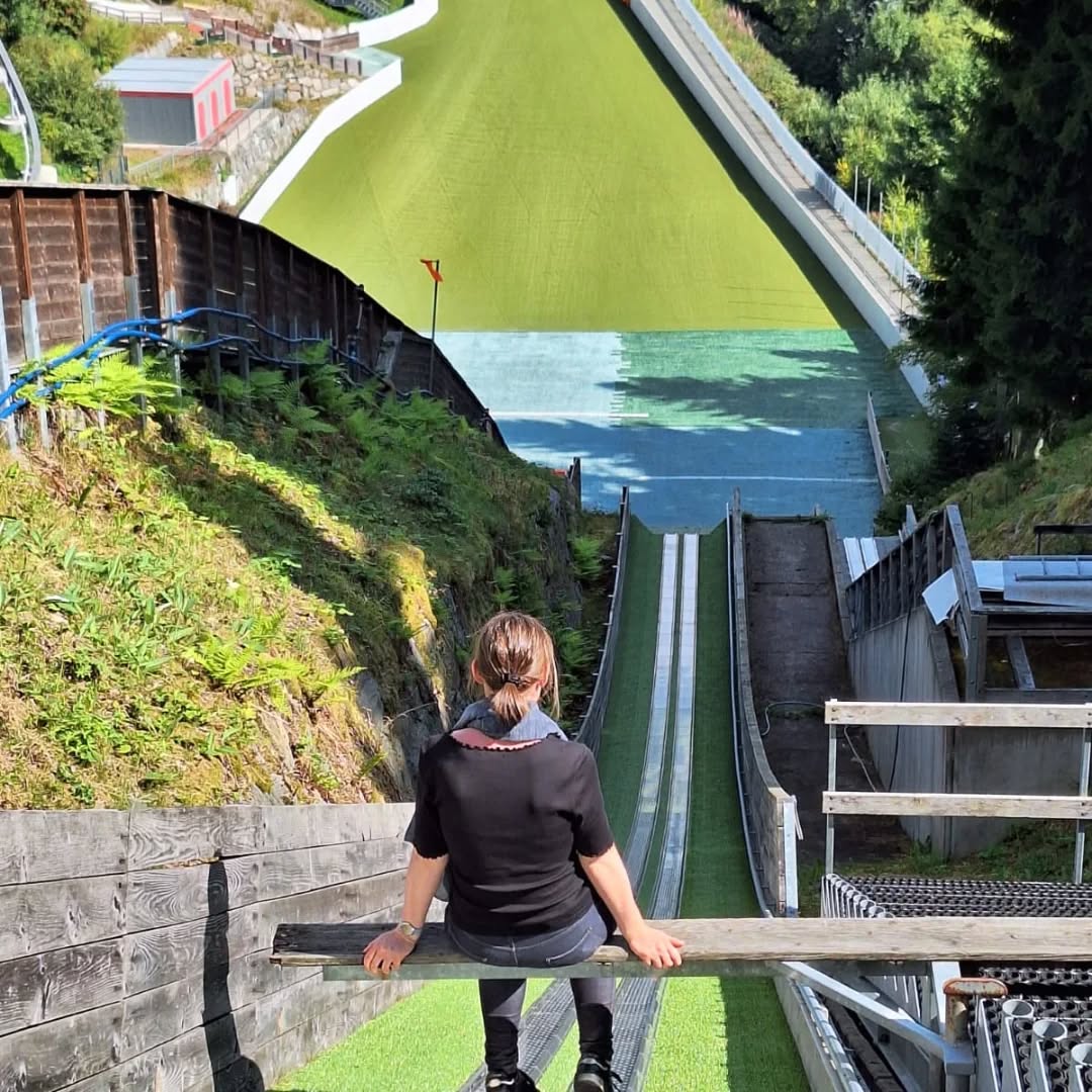 Man sollte immer vor schauen und nicht zurück. Doch heute wage ich noch mal ein Blick zurück. Ich habe dieses/letztes Jahr zum ersten Mal bei der Blogaktion Jahresrückblog von Judith Peters teilgenommen.
Mein Lieblingsbild im Jahr 2025 entstand im Sommer 2025 in Oberwiesenthal bei einer Schanzenführung, wo ich mich auf die Schanze traute, doch gesprungen bin ich nicht.
Meinen Jahresrückblick findest Du auf meinem Blog, Link in der Bio.
#jahresrückblog25 #jahresrückblick #neuesjahrneuesglück🍀