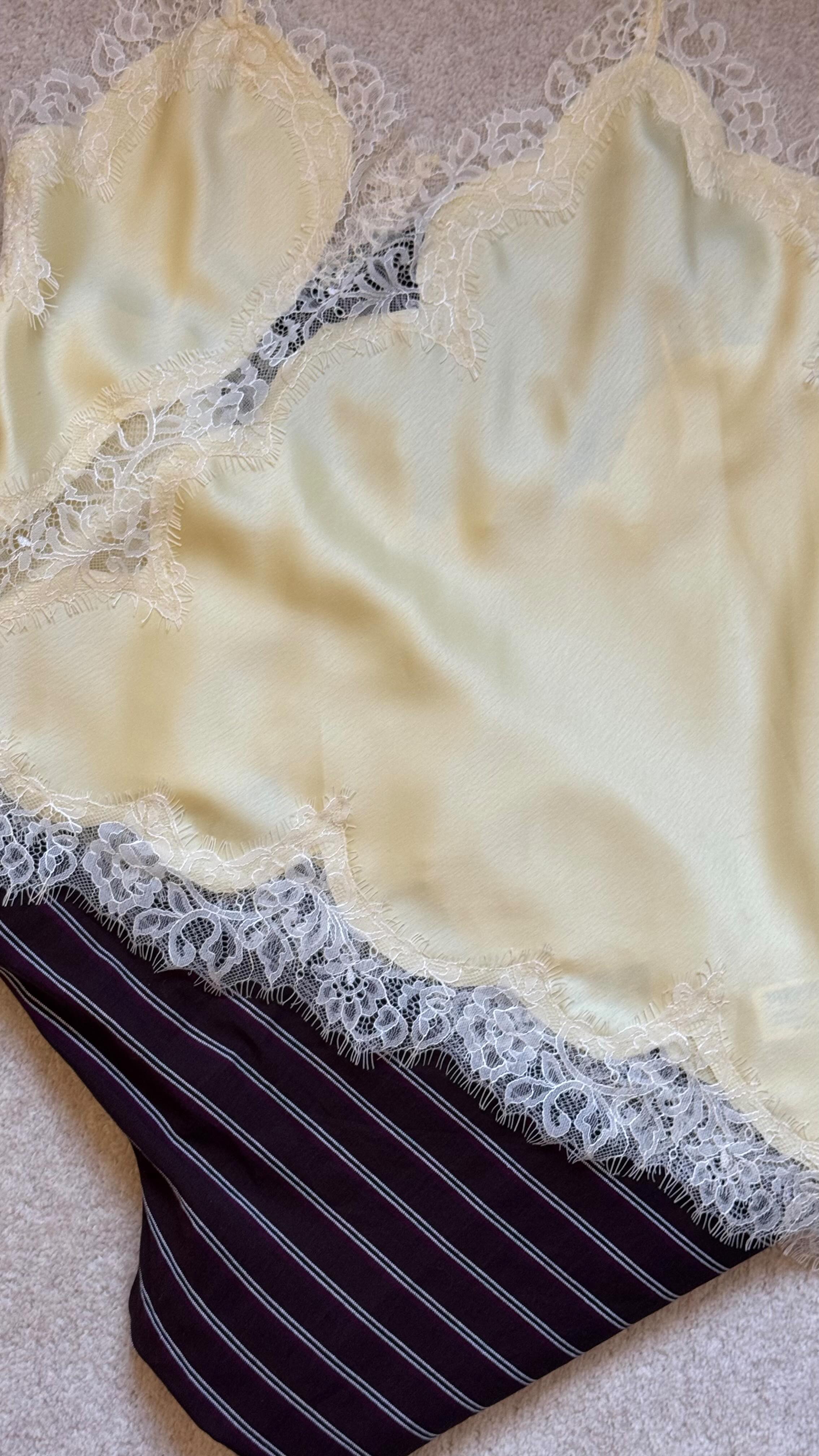 Welcome to my SEVEN DAY outfit inspiration (post-Christmas)
I hope you’ve all got back to your normal activities OK.
Yesterday, while talking to my first client of the year, she told me that she finds it really difficult to keep warm and still look stylish this month. So I thought it would be great to share a few outfit ideas that are easy to recreate with things you already have in your wardrobe.
So, here is DAY ONE 👏🏽
.
.
Trousers RENATA Barcelona
Shoes @airandgrace most comfortable trainers ever! Gifted
Jumper @baukjen pr product
Coat @cosstores
Undercoat @uniqloeurope
Bag @sezane #sezane #sezanelovers pr product
Long sleeve T-shirt @massimodutti
.
Outfit ideas, easy outfit ideas, winter outfits