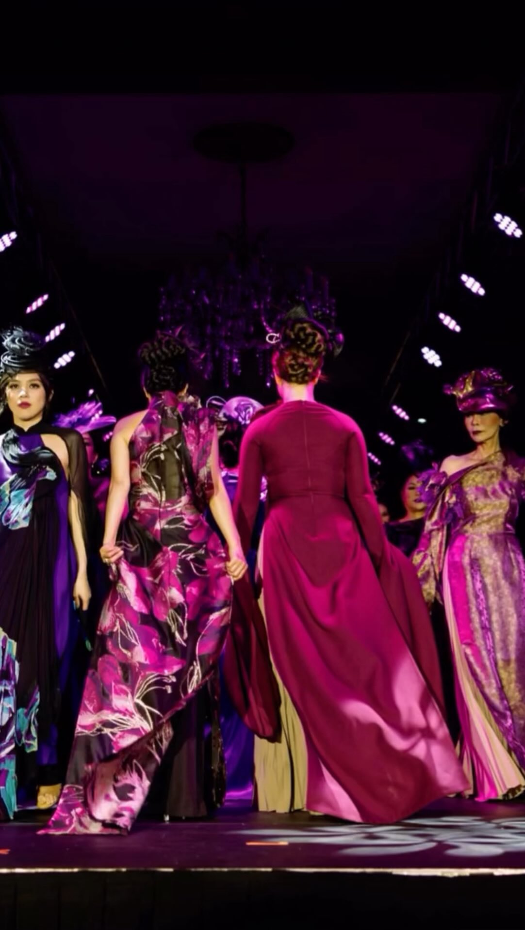 Absolutely fun night create updo and all of Jessica transformation. Looking forward to next year !!!
Golden heart Charity @jessmaurietran @aunionofgoldenhearts
Event planner @menage.a.trois.sj
Photographer @tylervu @tylerjoblanc
Content creator @thehollarazzi
Food @sakehandroll
Beauty team @phiphiyvonne
Designer @hulosbythehuyhailong @calvinhiep
Singer @lamnhattienofficial @diemliendinh