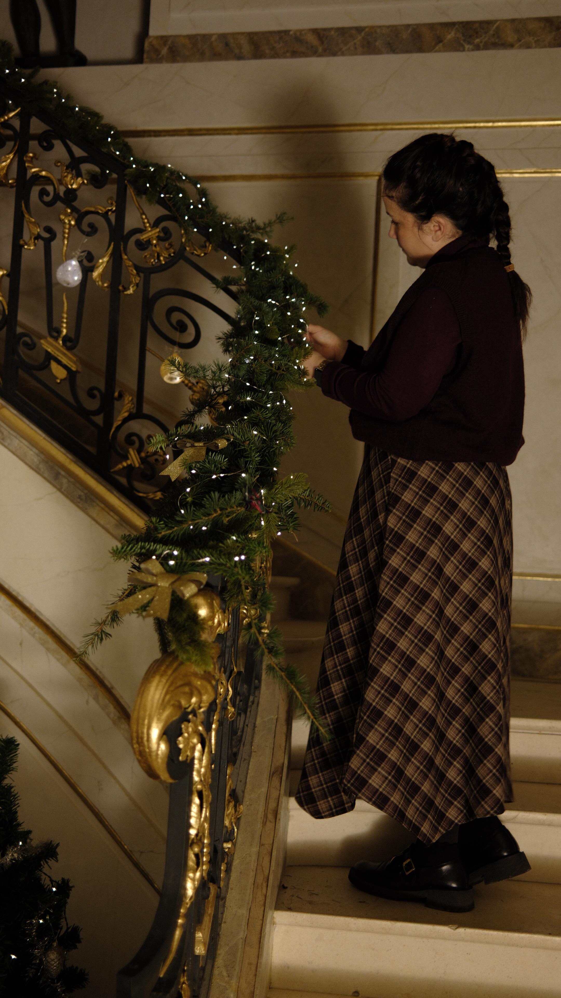 ✨ Aujourd’hui, on attaque la magie de Noël dans le hall d’entrée…
Quelques coups de ruban, deux-trois guirlandes, beaucoup de lumière… et le château commence doucement à s’illuminer 🎄
Rendez-vous demain pour la bibliothèque ? ✨📚
#NoëlAuChâteau #ChâteauDeLaVillaumaire #DécorsDeNoël #ChristmasAtTheCastle #MagieDeNoël #ChâteauEnFête #HallDEntrée #ChristmasDecor #Touraine #IndreEtLoire #VieDeChâteau #DécorationDeNoël #ReelsFrance #InstaChâteau