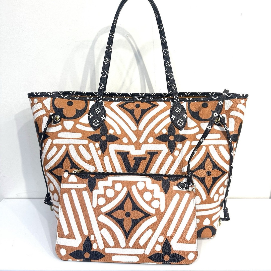 Only $1975. A Louis Vuitton Neverfull NM Tote in Limited Edition Crafty Monogram! Featuring gold hardware, black double handles, and a chic rust-tone lining. Comes with a handy pochette. #LouisVuitton #LimitedEdition #LuxuryBag 👜✨
https://ebay.us/m/yvq381