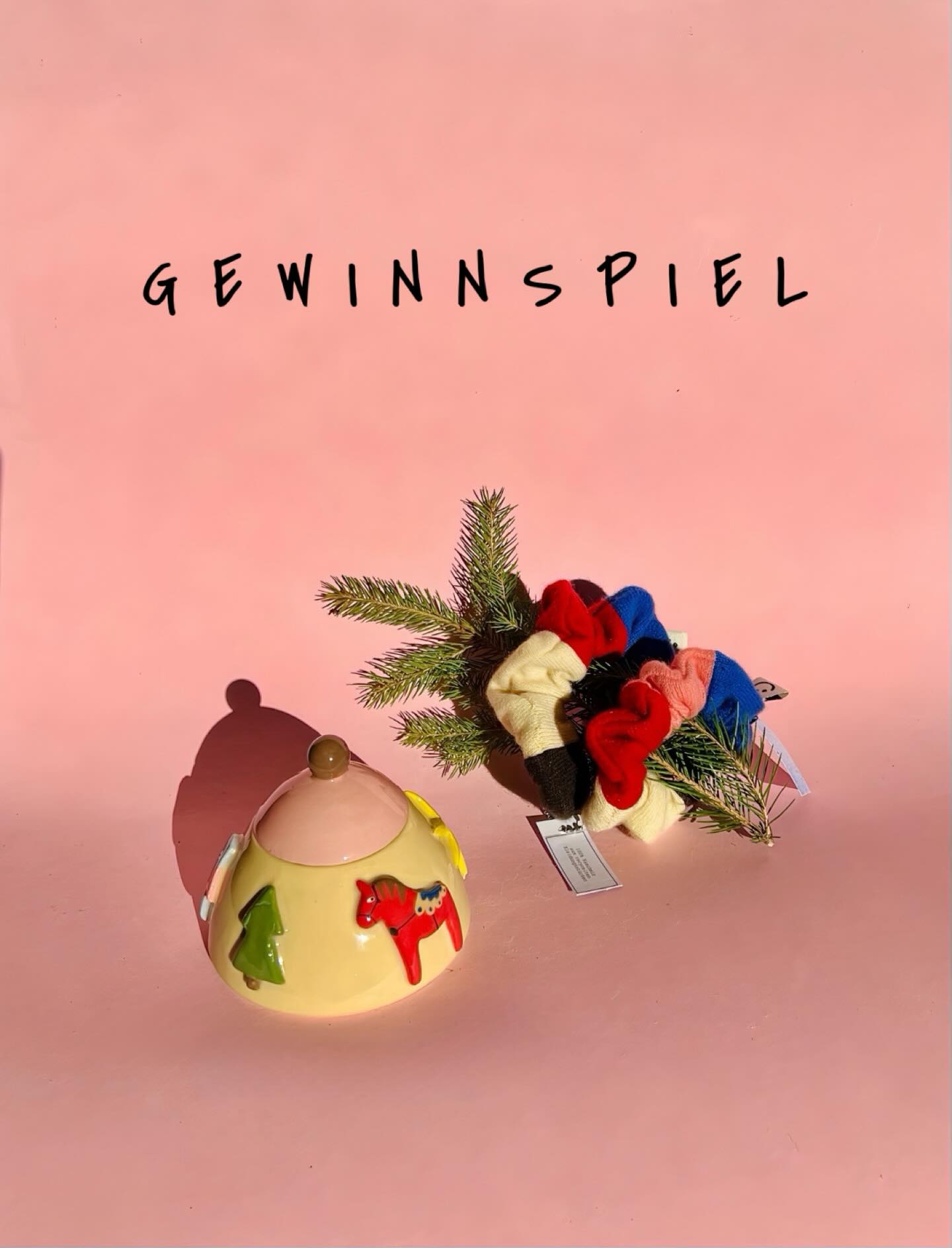 BEENDET!
G I V E W A Y
Guten Morgen, ihr Vorweihnachtsmäuse,
jetzt haltet euch gut fest für dieses super klasse Gewinnspiel:
Verlost werden diese zuckersüße Weihnachts-Dose von @studio.tadaa und zwei wundervolle Scrunchies aus recyceltem Kaschmir von @minka.cap .
Was du für diesen Gewinn tun solltest:
🔔 like diesen Beitrag
🔔 folge @minka.cap und @studio.tadaa
🔔 markiere zwei FreundInnen
Am 06.12.2025 🎅🏻 um 12 Uhr ist das Gewinnspiel beendet, wir melden uns bei der Gewinnerin / bei dem Gewinner und flitzen schnell zur Post! 📦🧚🏽♀️
Wir sind ganz aufgeregt und voller Vorfreude, bei wem diese tollen Stücke einziehen werden! 🥹❤️
(Dieses Gewinnspiel ist keine Zusammenarbeit und wird nicht von Instagram unterstützt.)