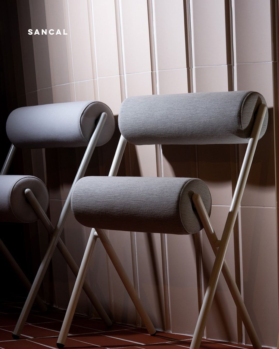 @sancal
Roll, desenhada por @mut_design para a Sancal, à primeira vista parece uma máquina de ginásio, mas é na verdade um convite à pausa. Inspirada nas prensas de pernas, a Roll transforma a simplicidade industrial em design escultórico — dois cilindros e tubos de aço reduzidos à forma pura, equilibrando função, beleza e ironia.
Uma declaração minimalista do Mut Studio, parte da coleção Museo, onde o conforto se encontra com o conceito.
(EN)
Roll, designed by @mut_design from Sancal looks like a gym machine at first glance but is actually an invitation to pause. Inspired by leg presses, Roll transforms industrial simplicity into sculptural design — two cylinders and steel tubes reduced to pure form, balancing function, beauty, and irony.
A minimalist statement from Mut Studio, part of the Museo Collection, where comfort meets concept.
Would you like more information?
Visit www.design-minder.com
Follow @design_minder
#DesignMinder #Sancal #MutDesign #RollChair #MuseoCollection #ContemporaryDesign #FurnitureArt #IndustrialDesign #MinimalDesign #DesignInspiration #SpanishDesign