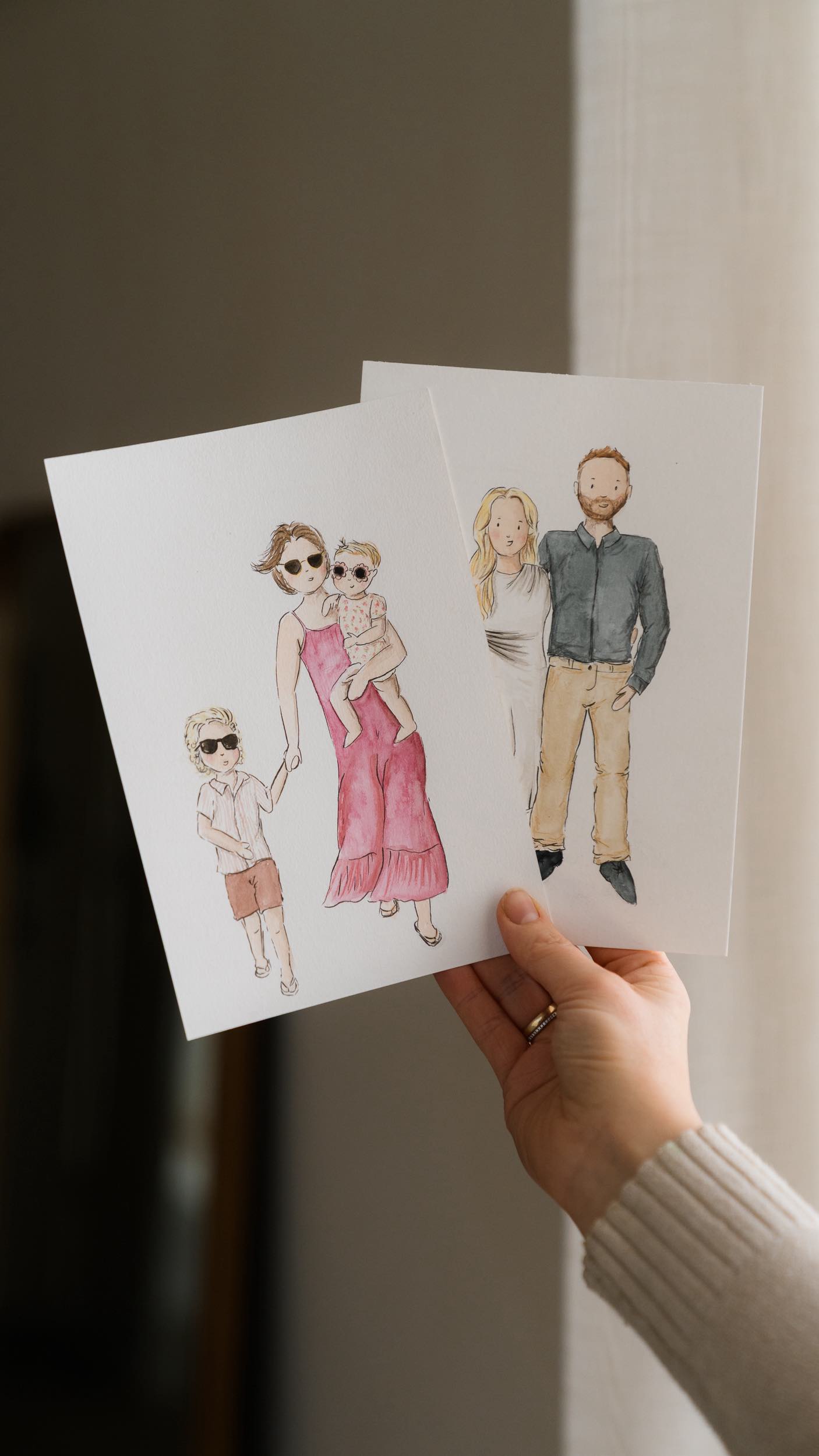 Deze actie is momenteel gesloten!
Wil je ook een leuk cadeautje geven in deze feestmaand? Dan is dit iets voor jou! Een handgemaakte illustratie op luxe A5 papier. Perfect om in te lijsten, om te geven of gewoon voor jezelf natuurlijk :-)
Prijzen:
- 1 of 2 personen €15,-
- 3 of 4 personen €20,-
- 5 of 6 personen €25,-
Hoe werkt het:
Stuur een foto via dm of whatsapp, deel een leuke foto en ik ga voor jullie aan de slag. Je kunt hem gratis afhalen in Dronten (verzending is €2,50).
Wil je meer personen! Doe dan even een berichtje en kijken we samen naar de opties.