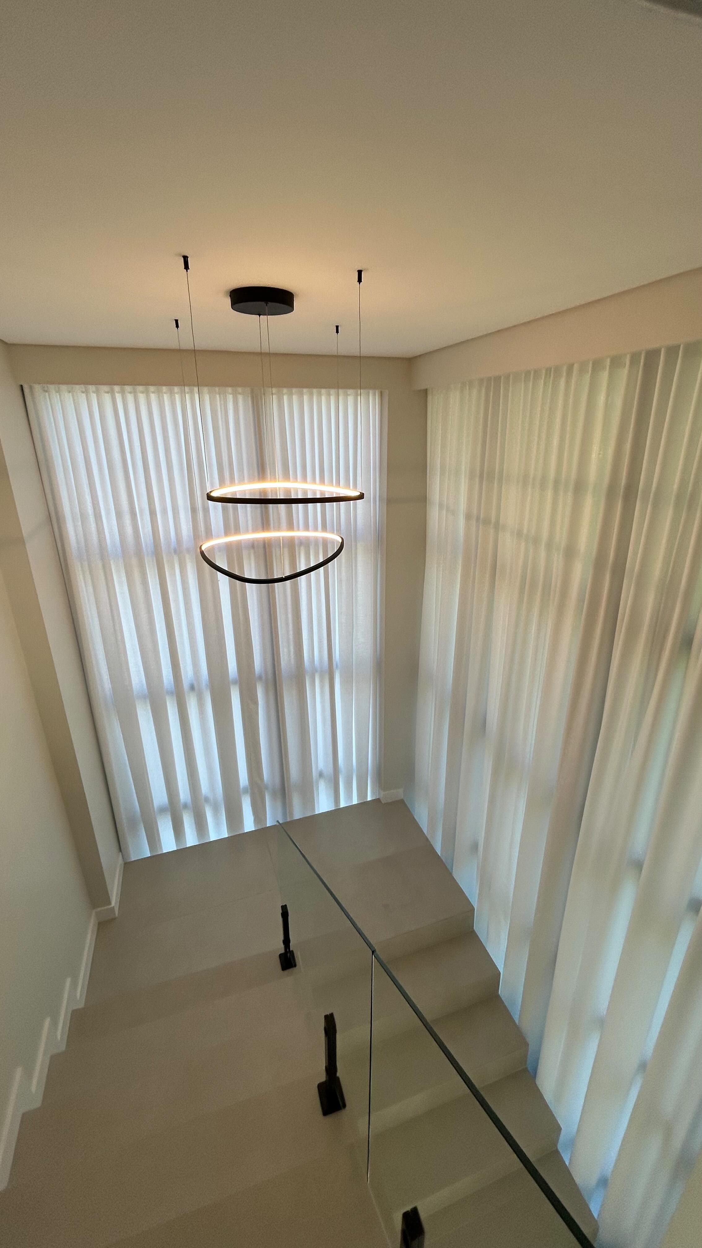 Projeto desenvolvido com foco em luminosidade equilibrada, conforto visual e estética minimalista. A cortina wave permite um caimento uniforme e elegante, valorizando o pé-direito duplo e integrando o conjunto com a iluminação pendente.
Deseja trazer esse nível de acabamento para o seu ambiente?
Entre em contato e solicite um orçamento personalizado.
Será um prazer atender você. 💛