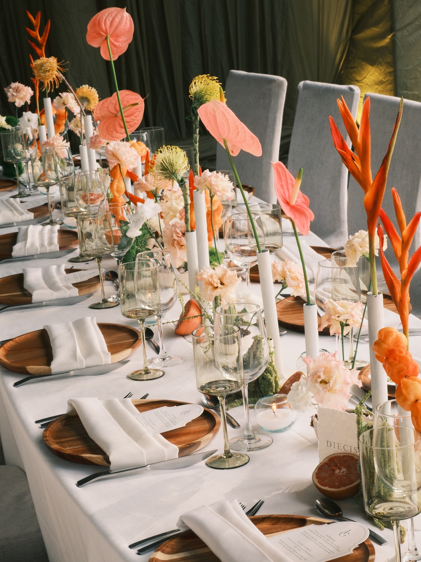 Entre anturios, craspedias, cítricos y habaneros…🧡
Fotografía: @imagedesignersmx
Venue: @bosquebyalofa
Floristería: @mfloral.gdl
Banquete: @fuzionesbanquetesgourmet
Mobiliario: @alquilerroman
Cristalería: @mesa.prima
Dj, audio e iluminación: @mixaudiomx
Papelería: @papier.estudio
Diseño y coordinación: @calathea.wp
