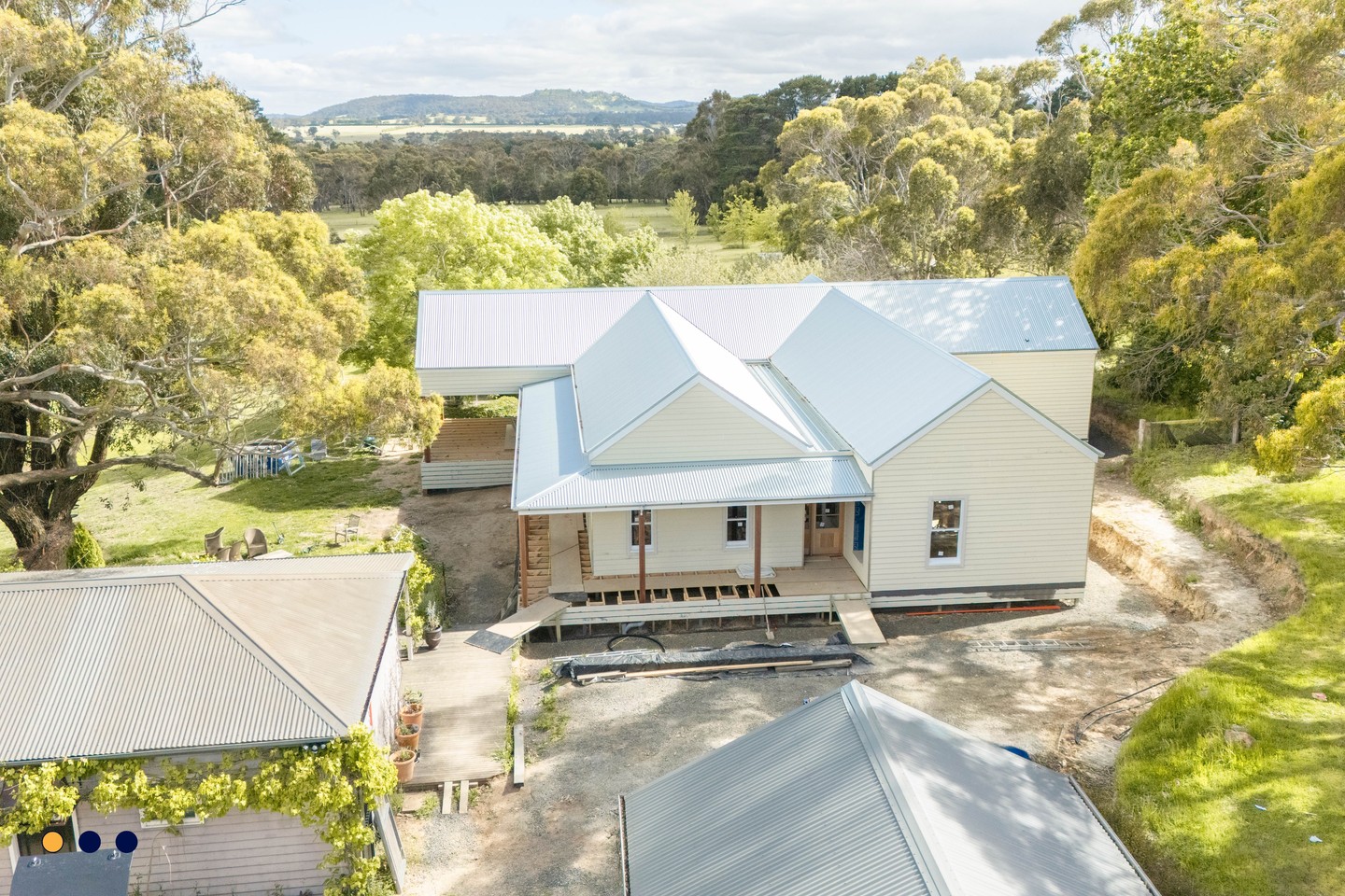 First full look at the completed weatherboards and trim at our Woodend build. This stage always brings the design to life - tying together form, detail, and finish before decking and landscaping round it out.
Design by @sosarchitects & @studiotomdesign
.
.
.
.
.
.
.
#buildtrend #buildtrendhomes #custombuilder #macedonrangesbuilder #regionalbuilder #extension #renovation #customhome #qualitycraftsmanship #architecturalbuilder