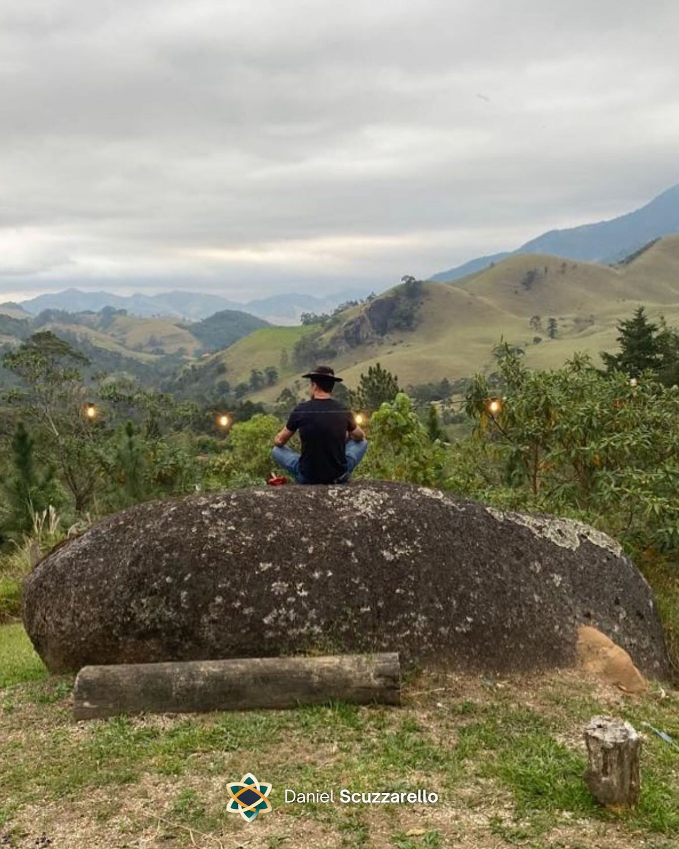 Inúmeras vezes tentei me adaptar, ajustar o tom, moldar meu jeito, e, ainda assim, silenciosamente, algo sempre faltava. Eu não pertencia ali. Era como andar pelo mundo sempre 2mm fora do eixo.
Culpei os ambientes, as dinâmicas, as culturas. Demorei pra perceber que o problema não era o lugar. Era a expectativa de que algum espaço externo pudesse me oferecer um pertencimento que só poderia nascer dentro de mim.
E quanto mais eu faço esse movimento interno — de presença, respiração, consciência — mais percebo que os encontros certos acontecem quando eu paro de tentar “me encaixar” e começo a me apresentar.
Se você está buscando esse alinhamento — não lá fora, mas dentro — vamos conversar. Acesse o link na bio!
#mindset #lider #lideranca #pessoas #gestao #liderancaconsciente #mentoria #breathwork #quantumflow